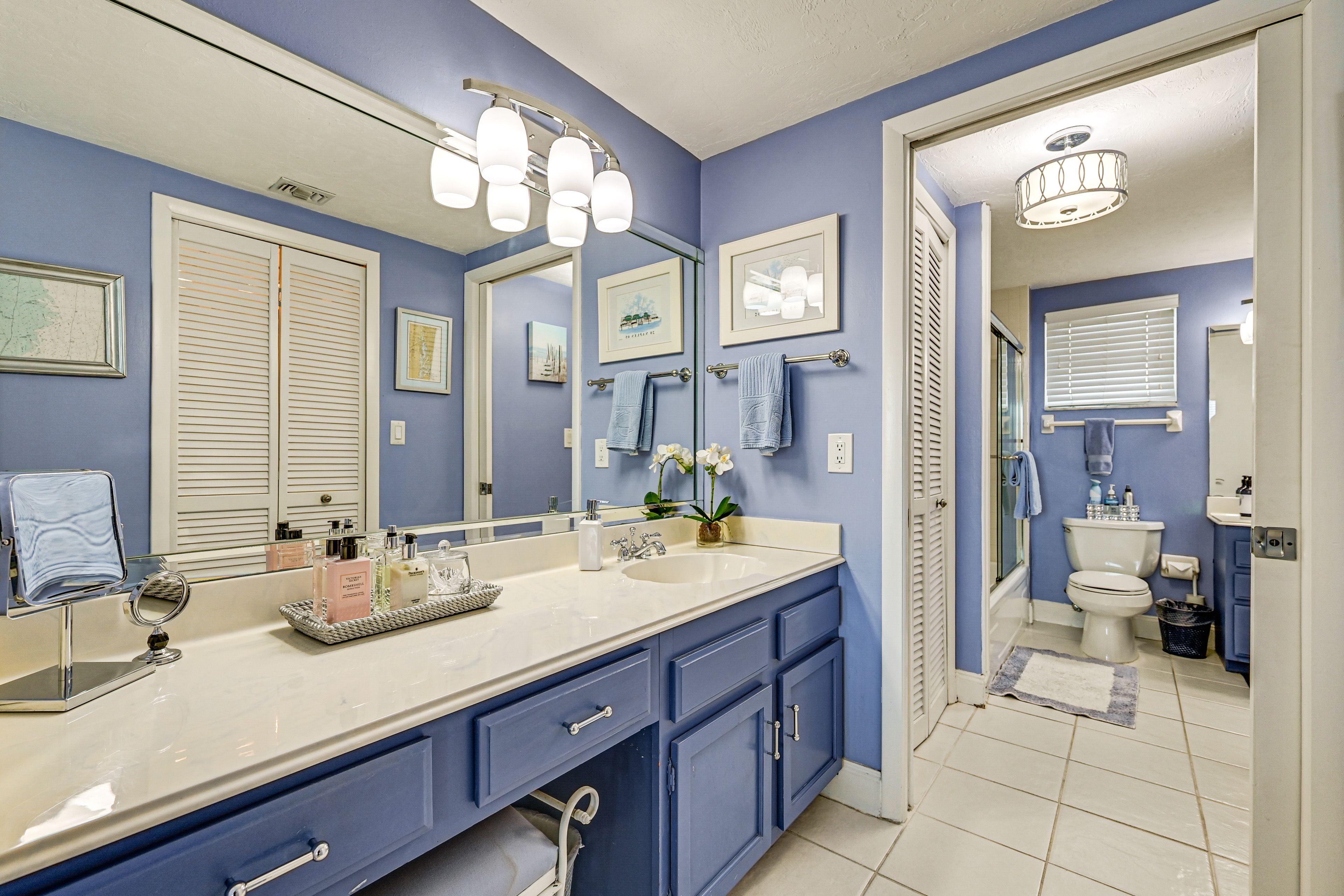 Full Bathroom | Towels Provided