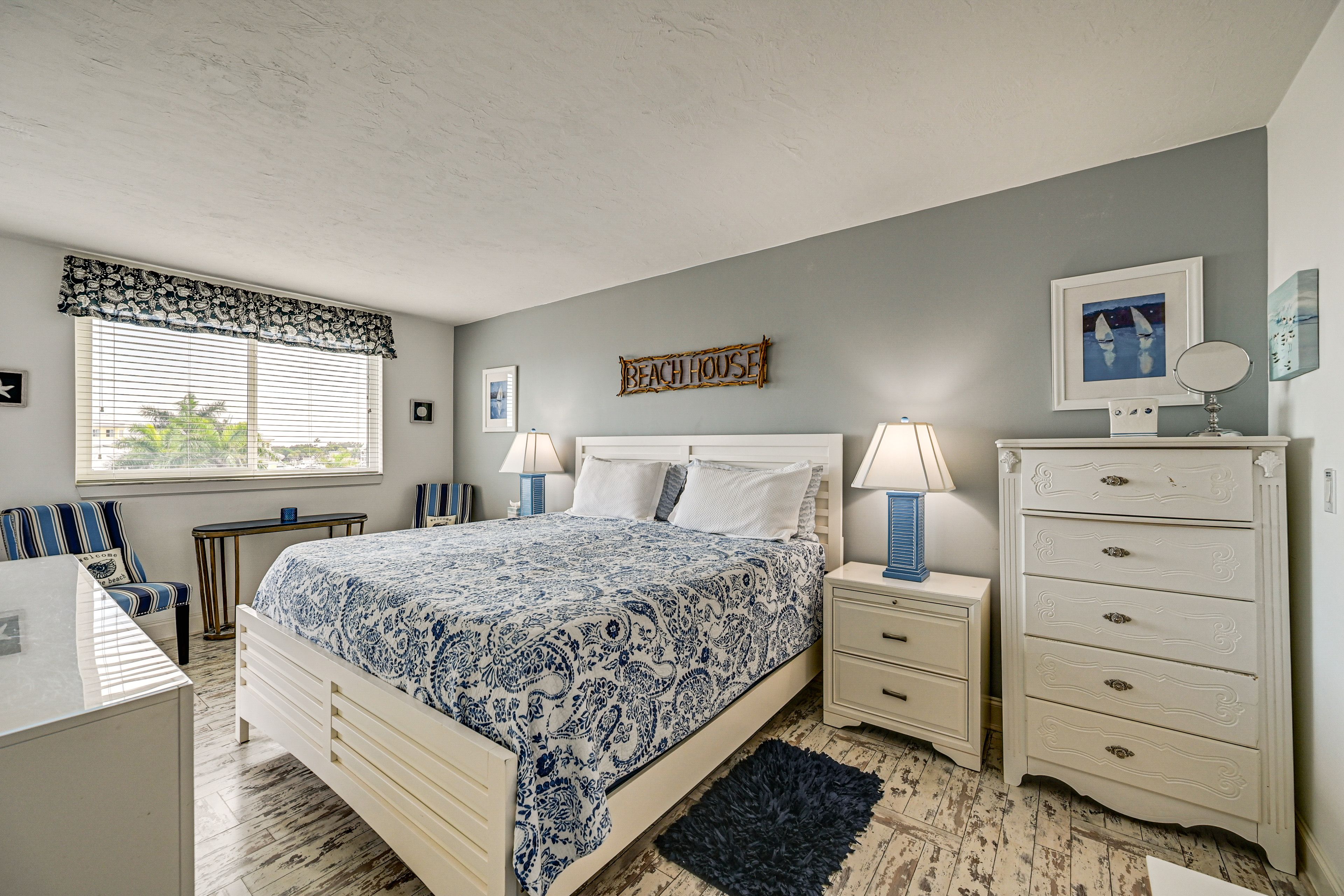 Bedroom | King Bed | Linens Provided