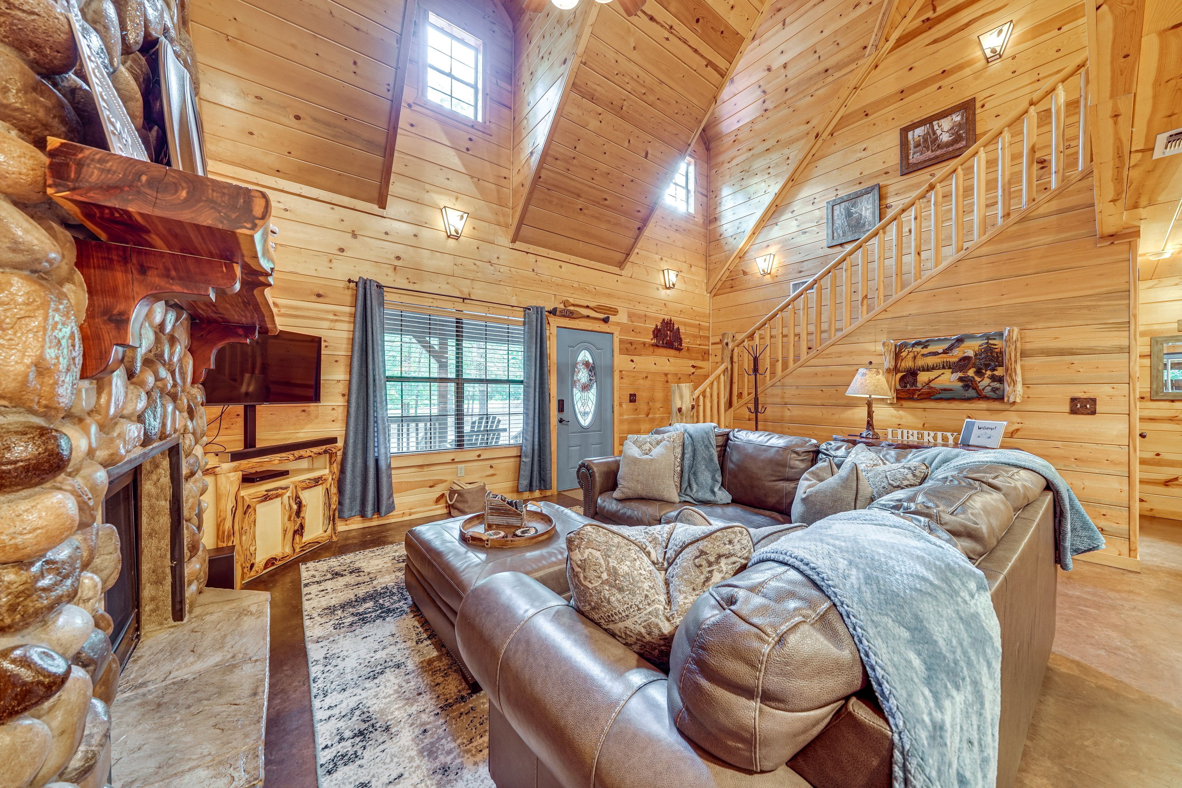 Living Room | 1st Floor | Smart TV | Free WiFi | Gas Fireplace