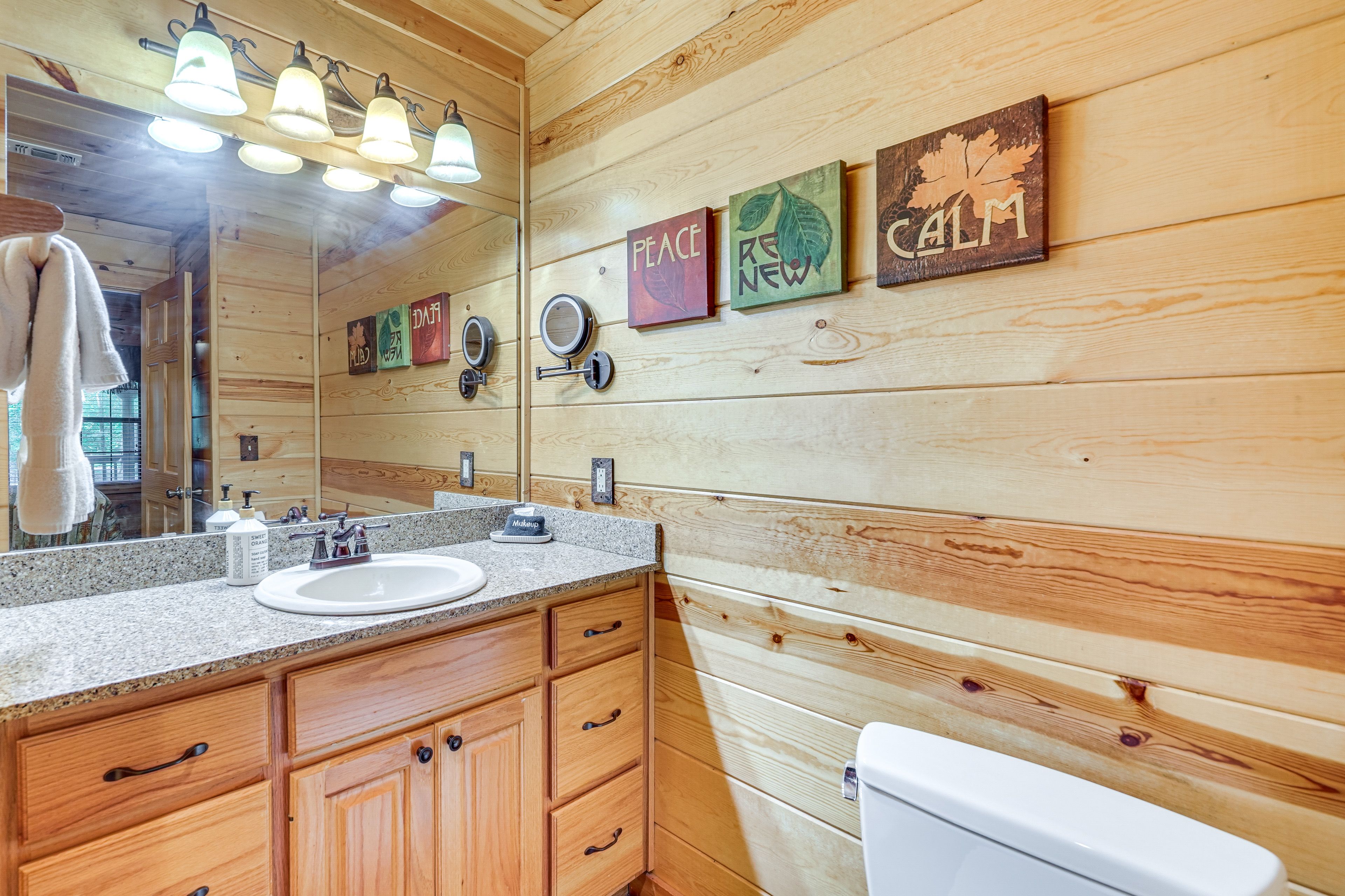 En-Suite Bathroom | 1st Floor | Towels Provided | Hair Dryer