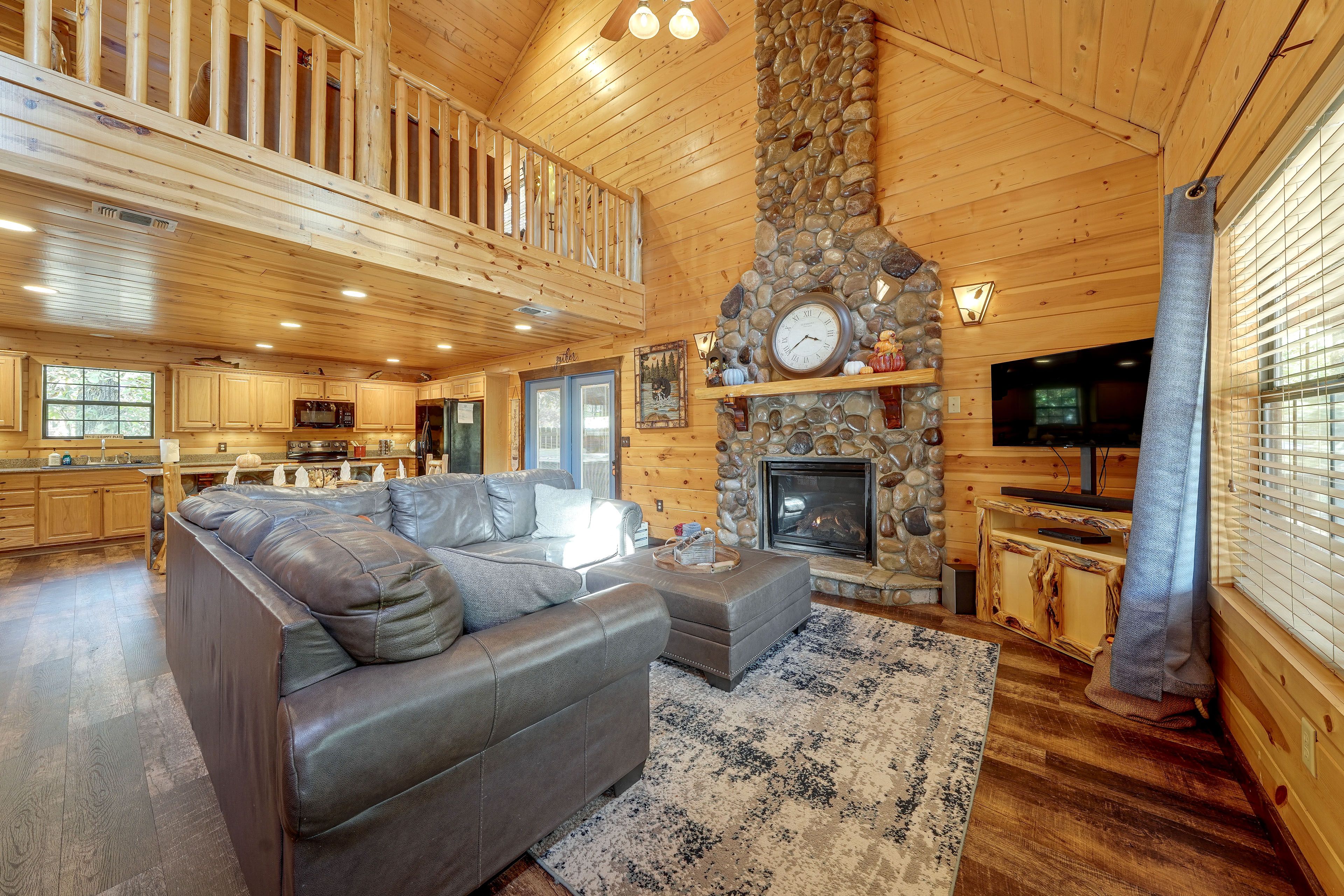 Living Room | 1st Floor | Smart TV | Free WiFi | Gas Fireplace