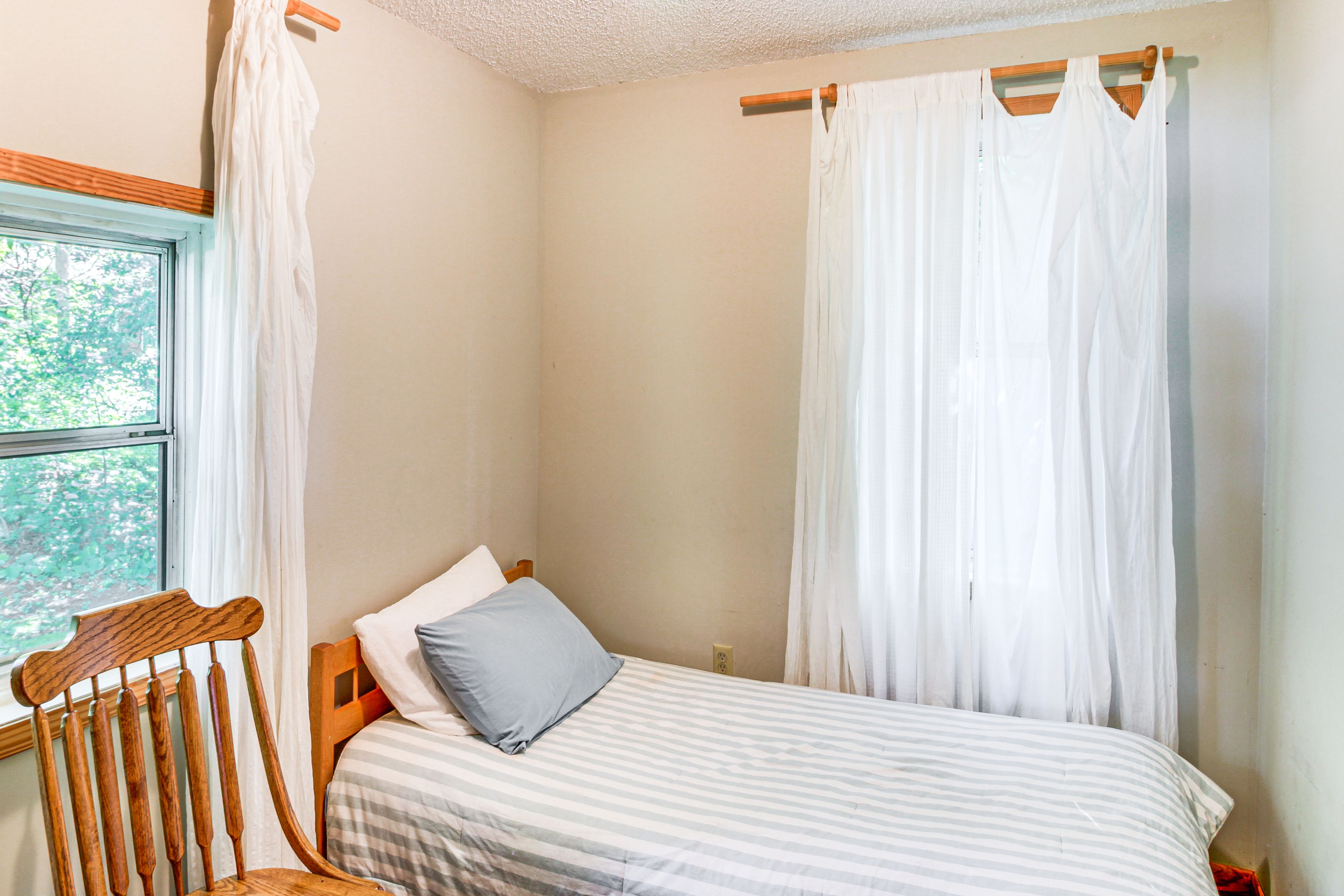 Bedroom 2 | Twin Bed | 1st Floor