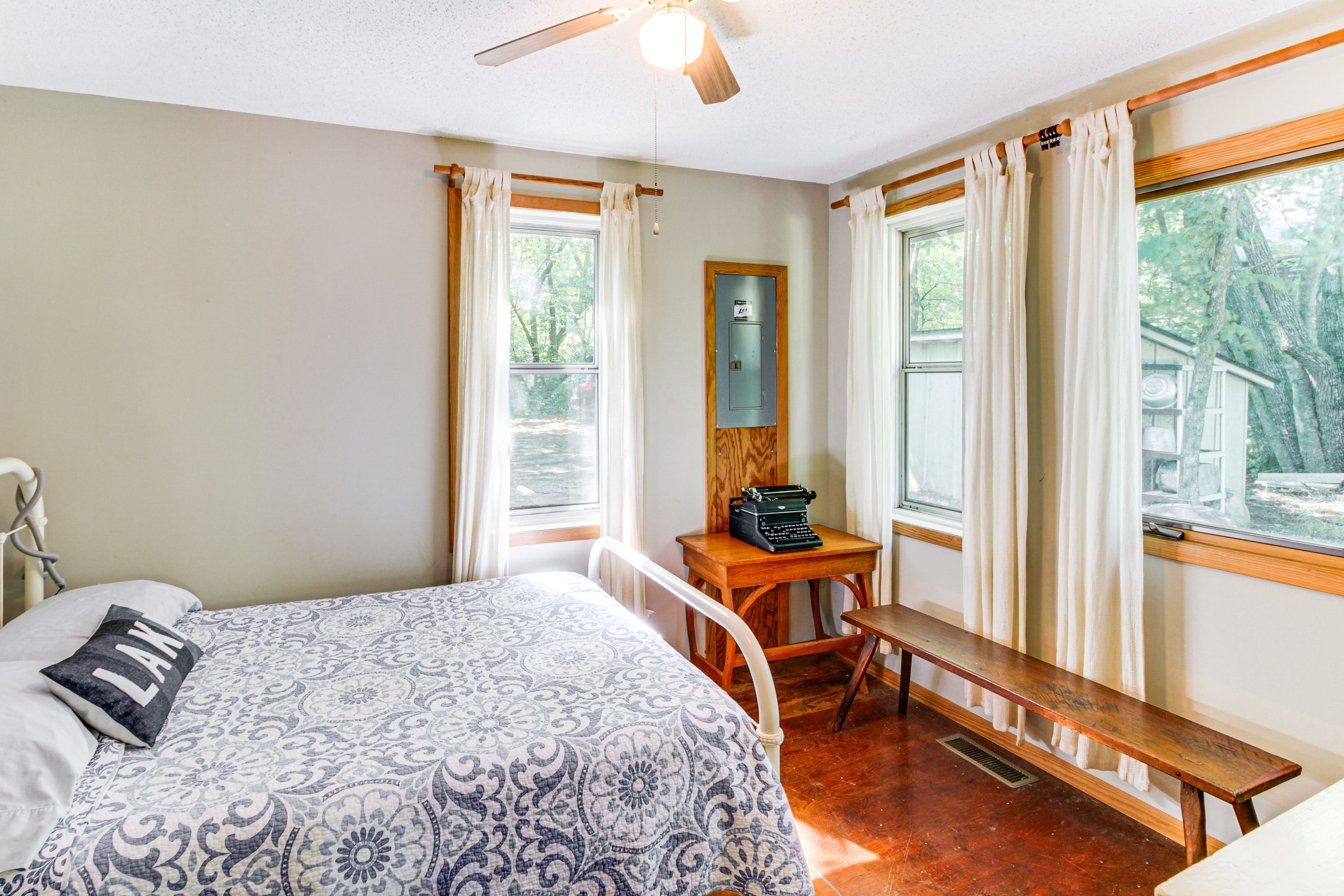 Bedroom 1 | Queen Bed | 1st Floor