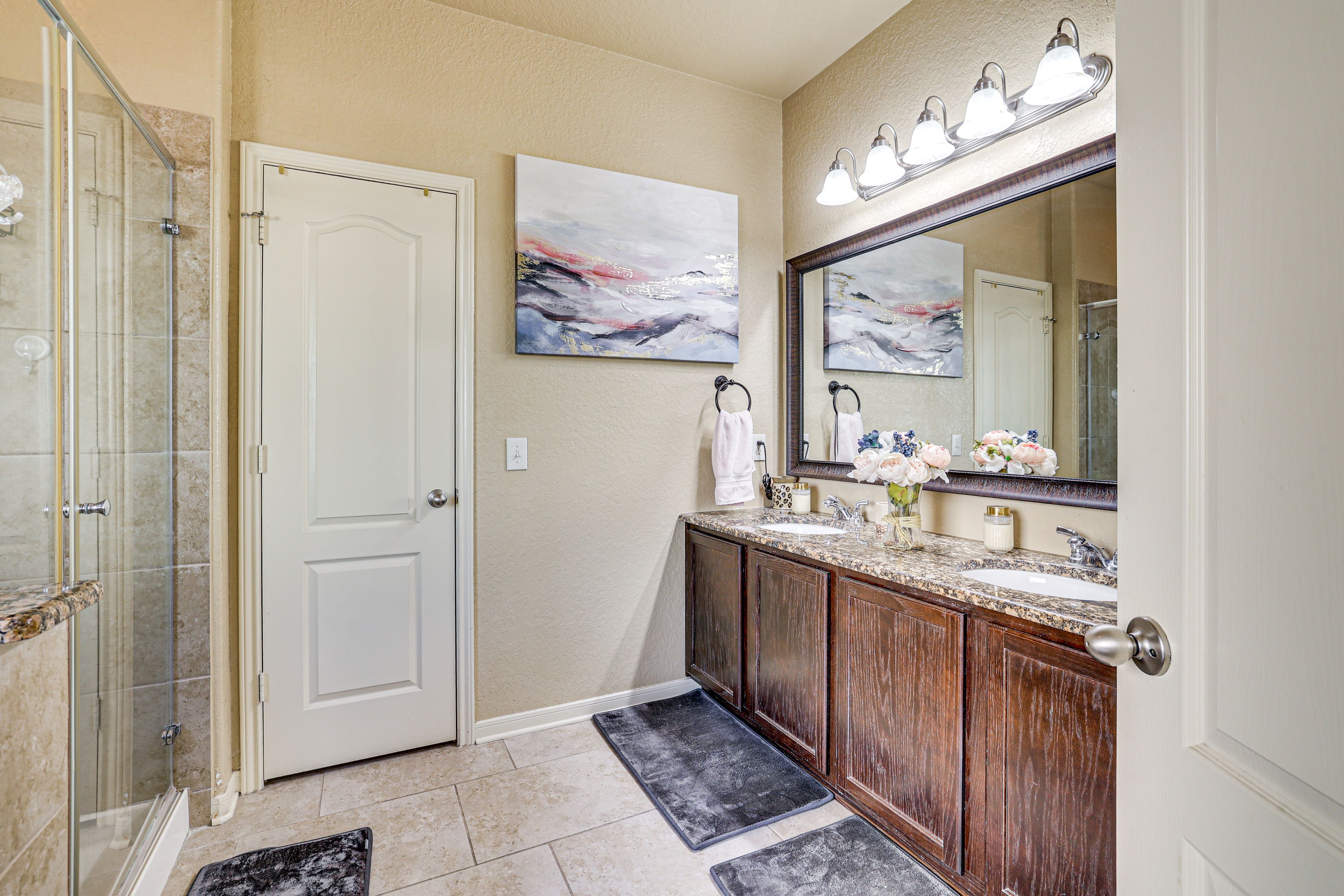 Full Bathroom | Towels Provided | 1st Floor