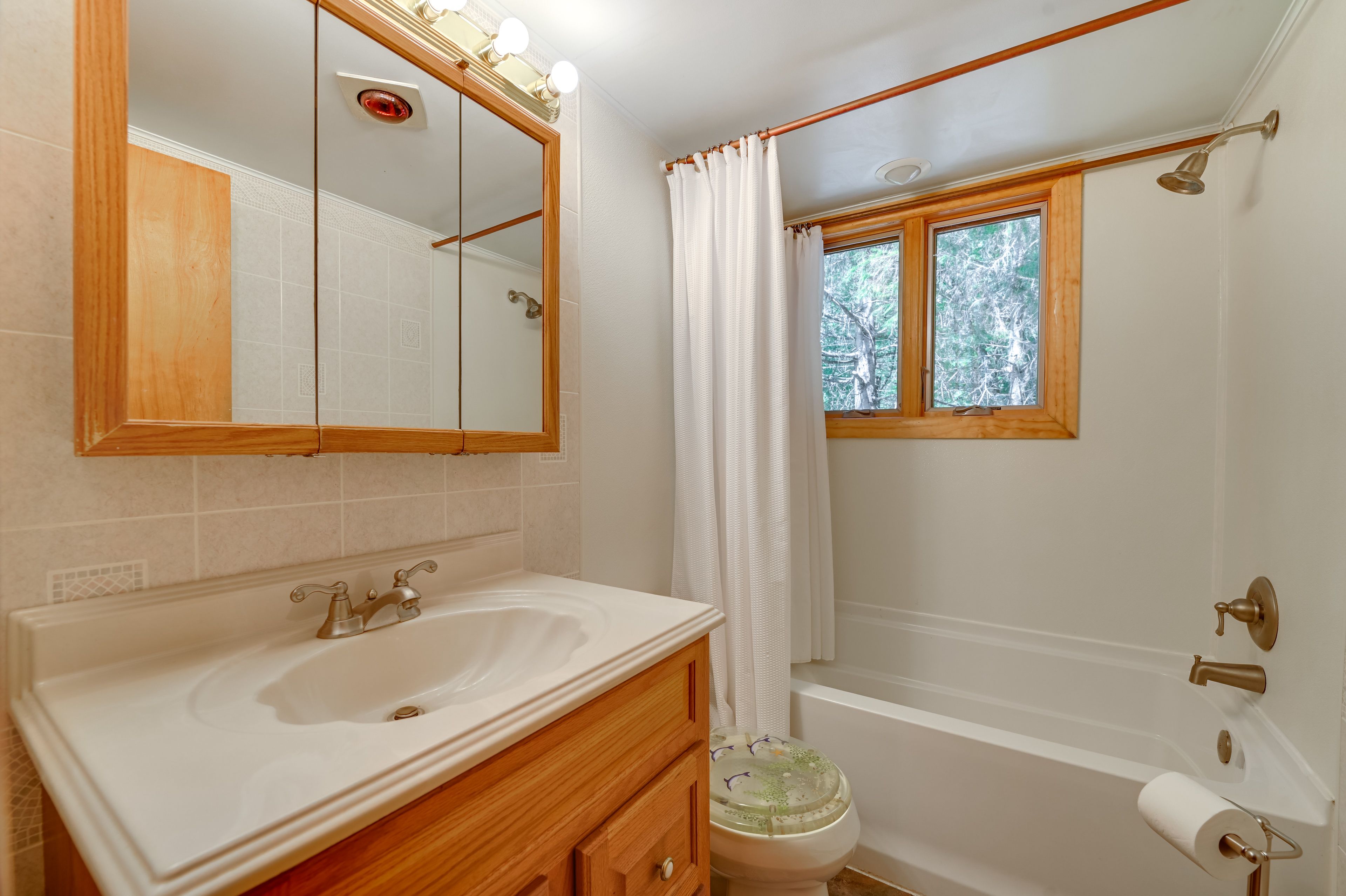 En-Suite Bathroom | Main Level | Towels Provided