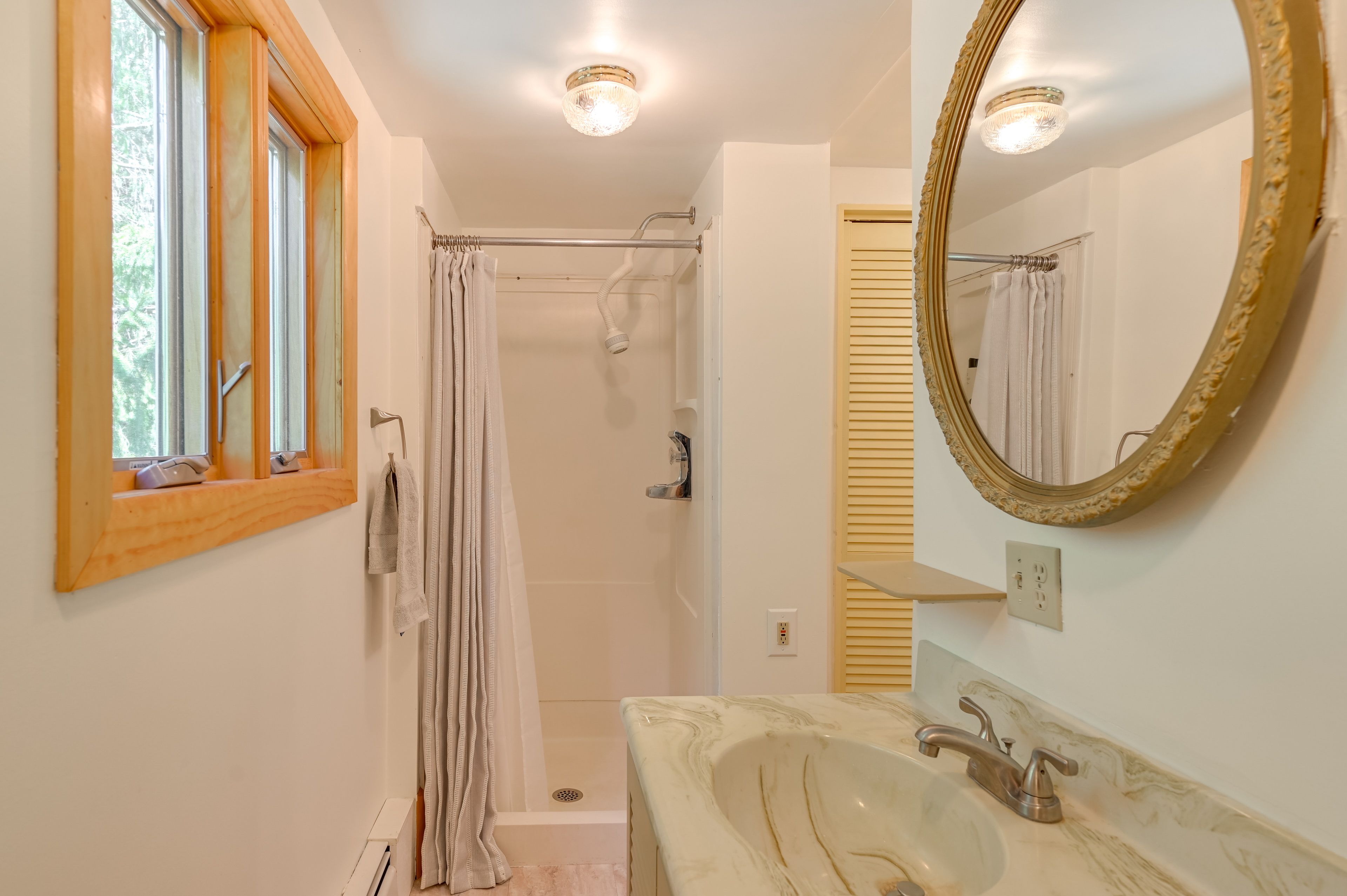 Full Bathroom | Main Level | Complimentary Toiletries