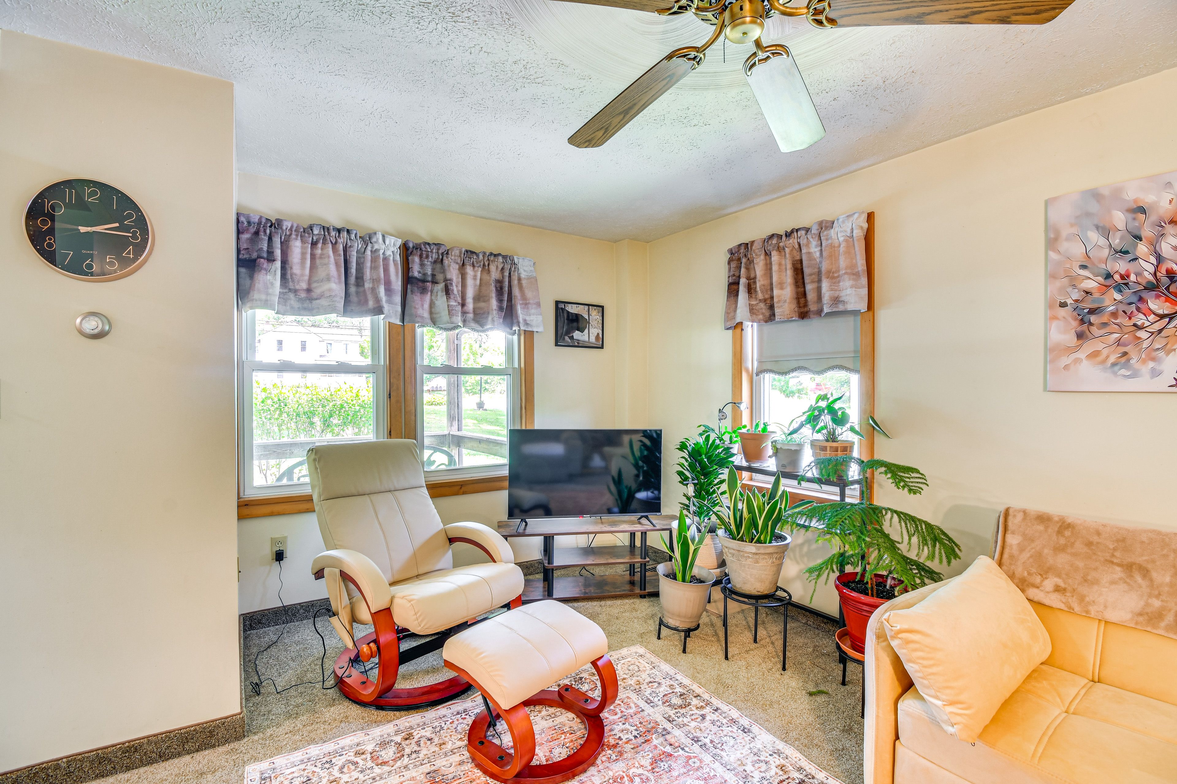 Living Room | 1st Floor | Smart TV
