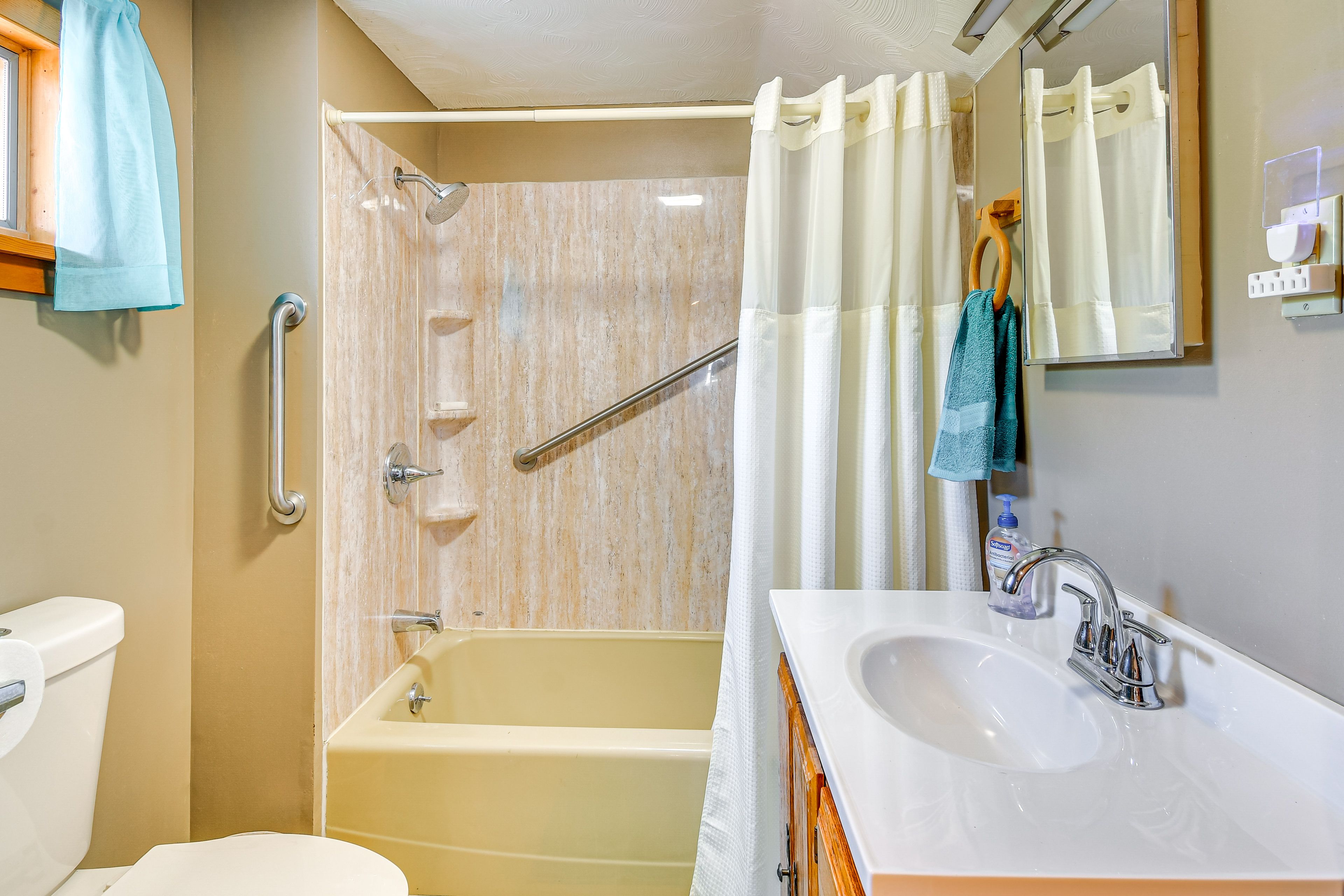 Full Bathroom | 2nd Floor | Towels Provided | Complimentary Toiletries