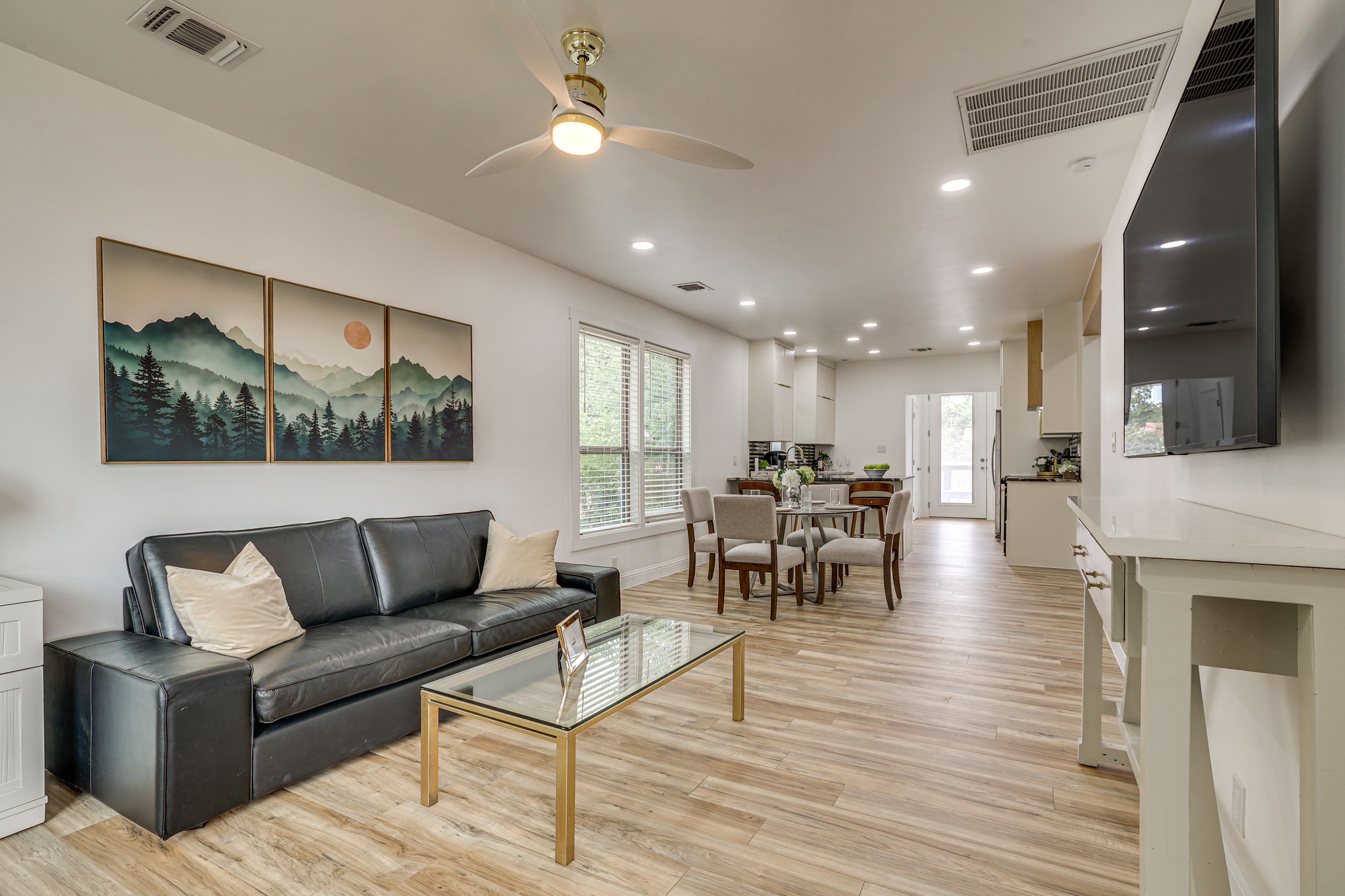 Living Room | Free WiFi | Smart TV | Central A/C