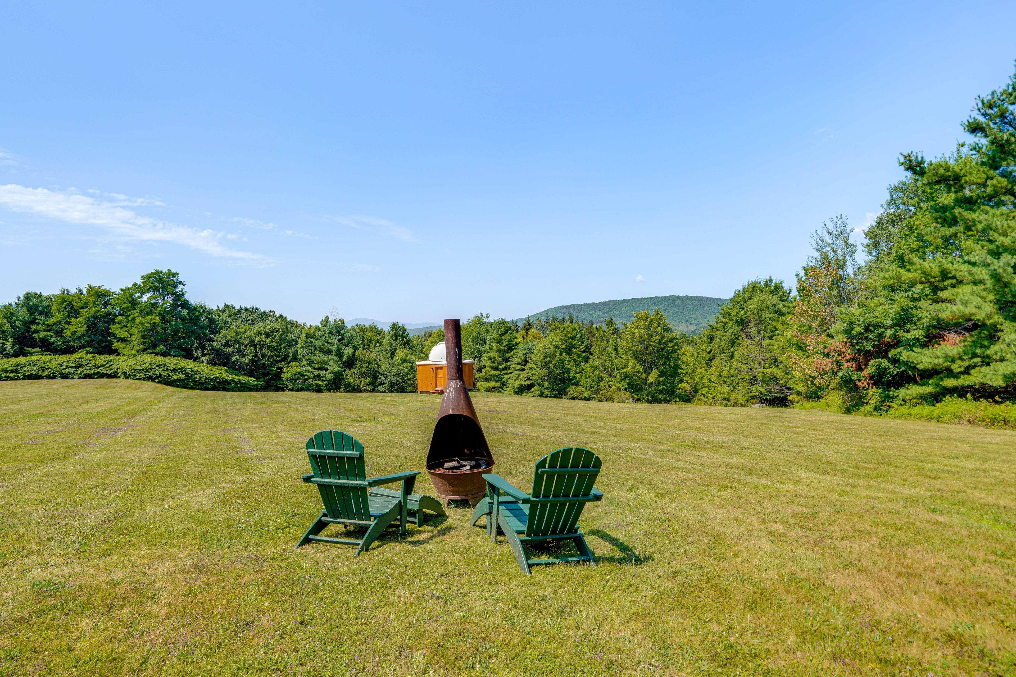 Large Yard | Chiminea | Picnic Table