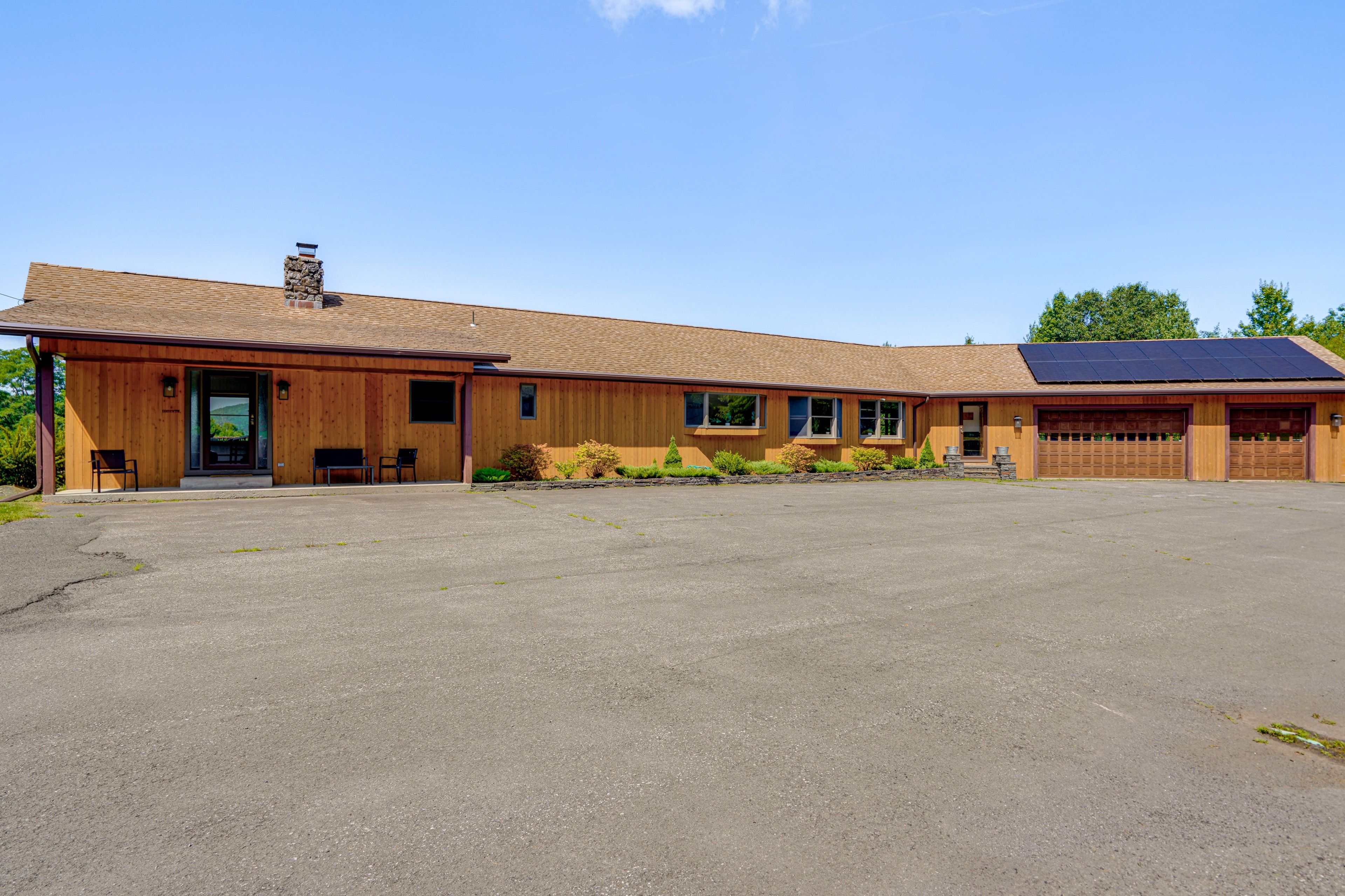 Parking | Garage (1 Vehicle) | Driveway (7 Vehicles)