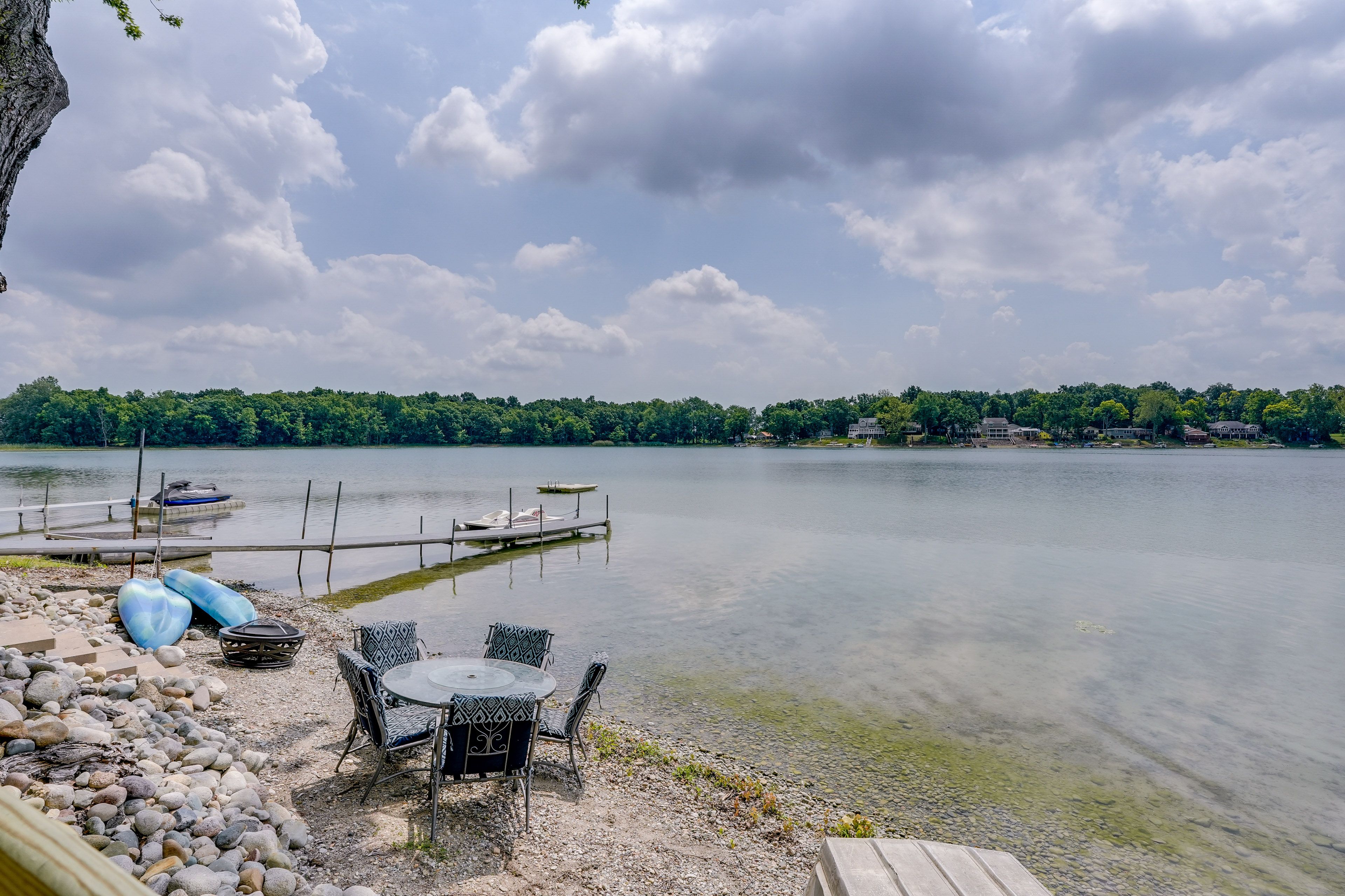 Private Lakefront | Rowboat | Kayaks | Life Vests