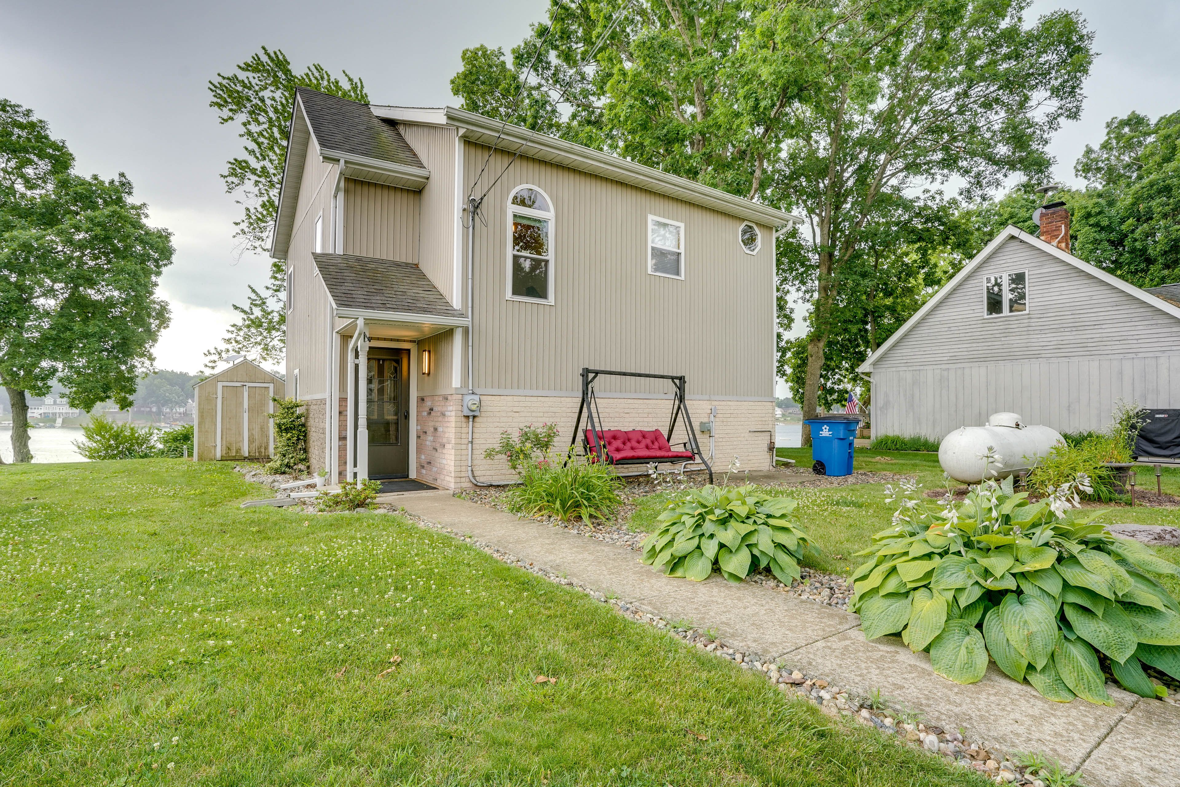 Property Exterior | Driveway (4 Vehicles)