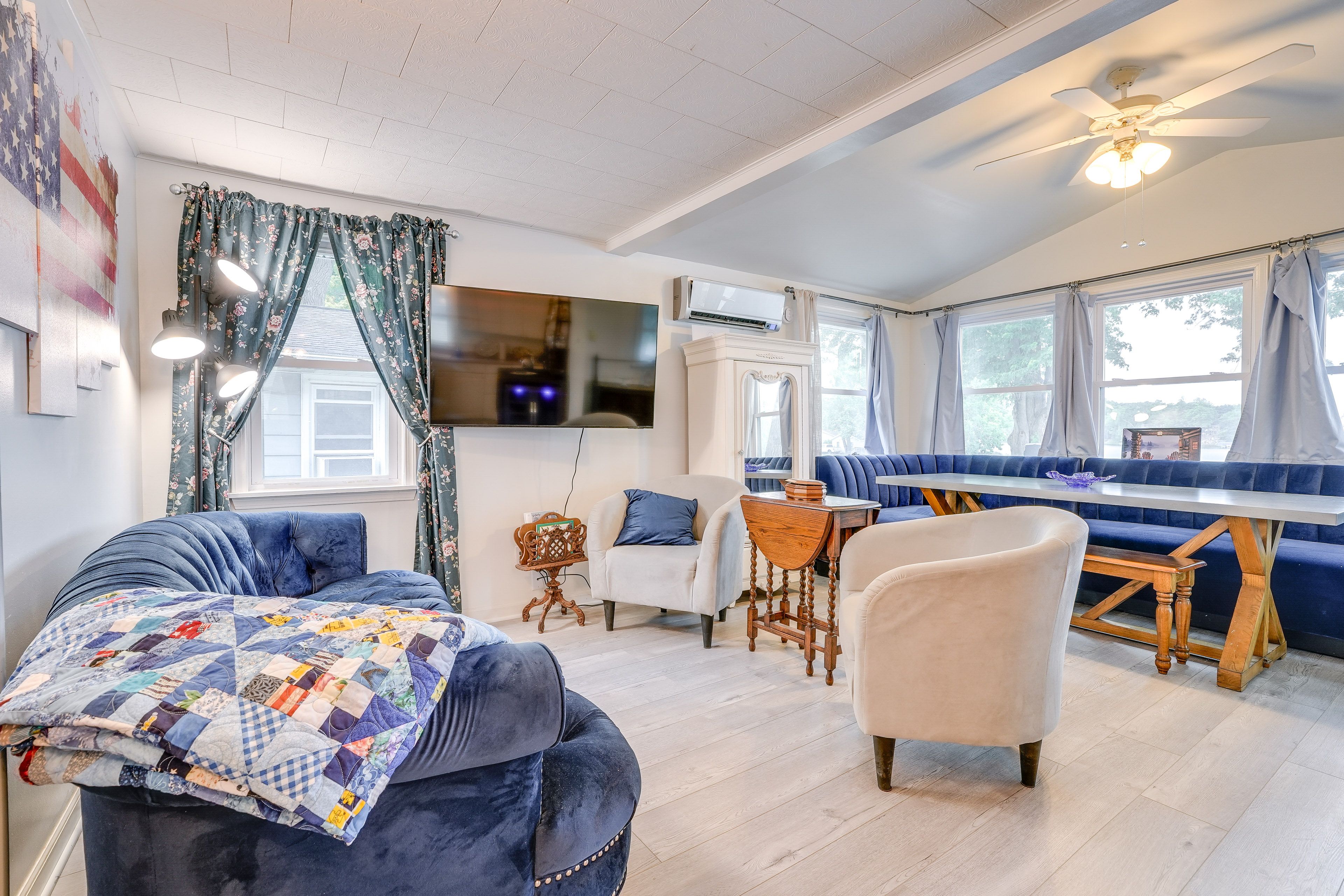 Living Room | Smart TV | Free WiFi | Central A/C | Electric Heating