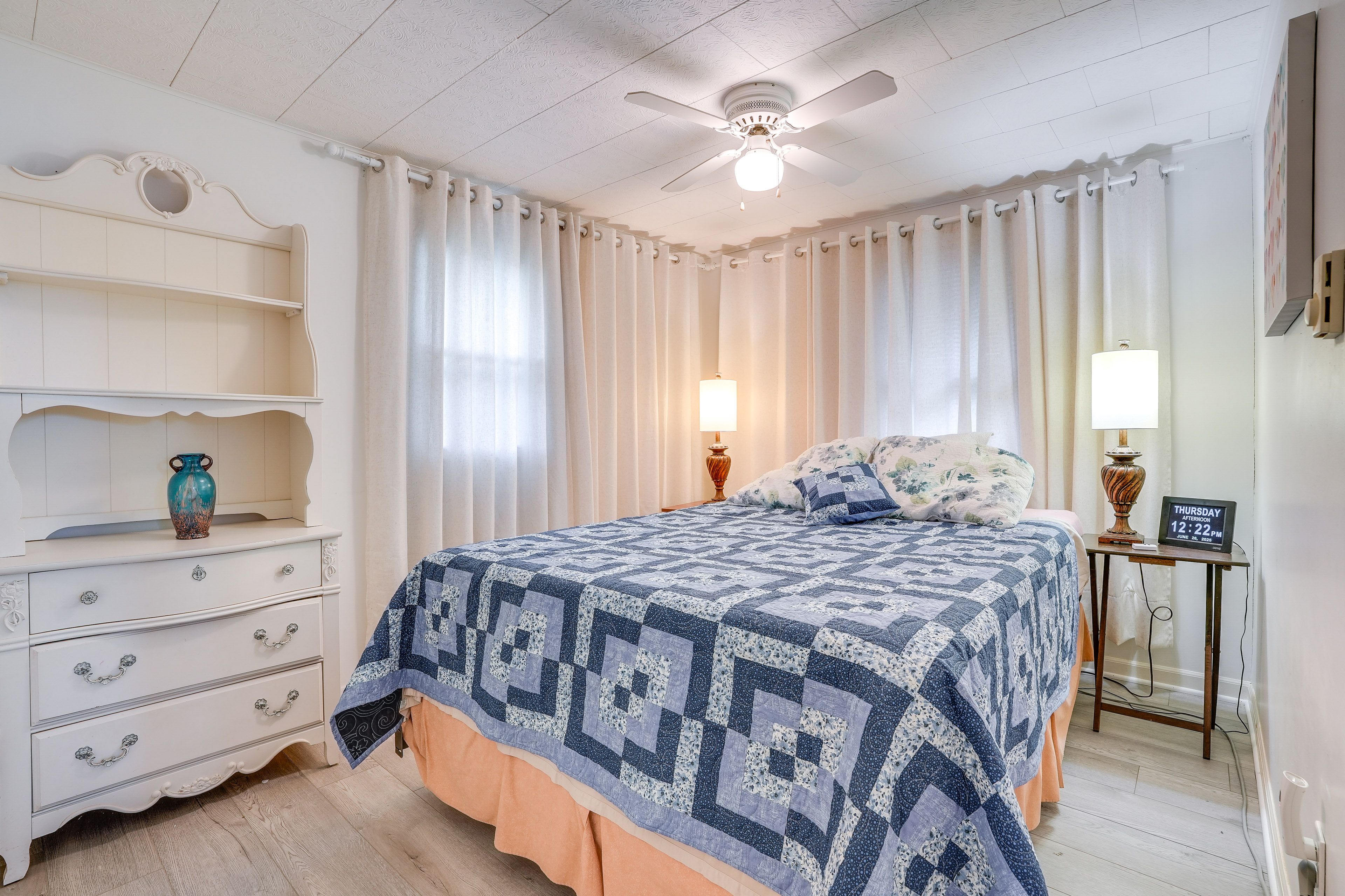 Bedroom 2 | Queen Bed