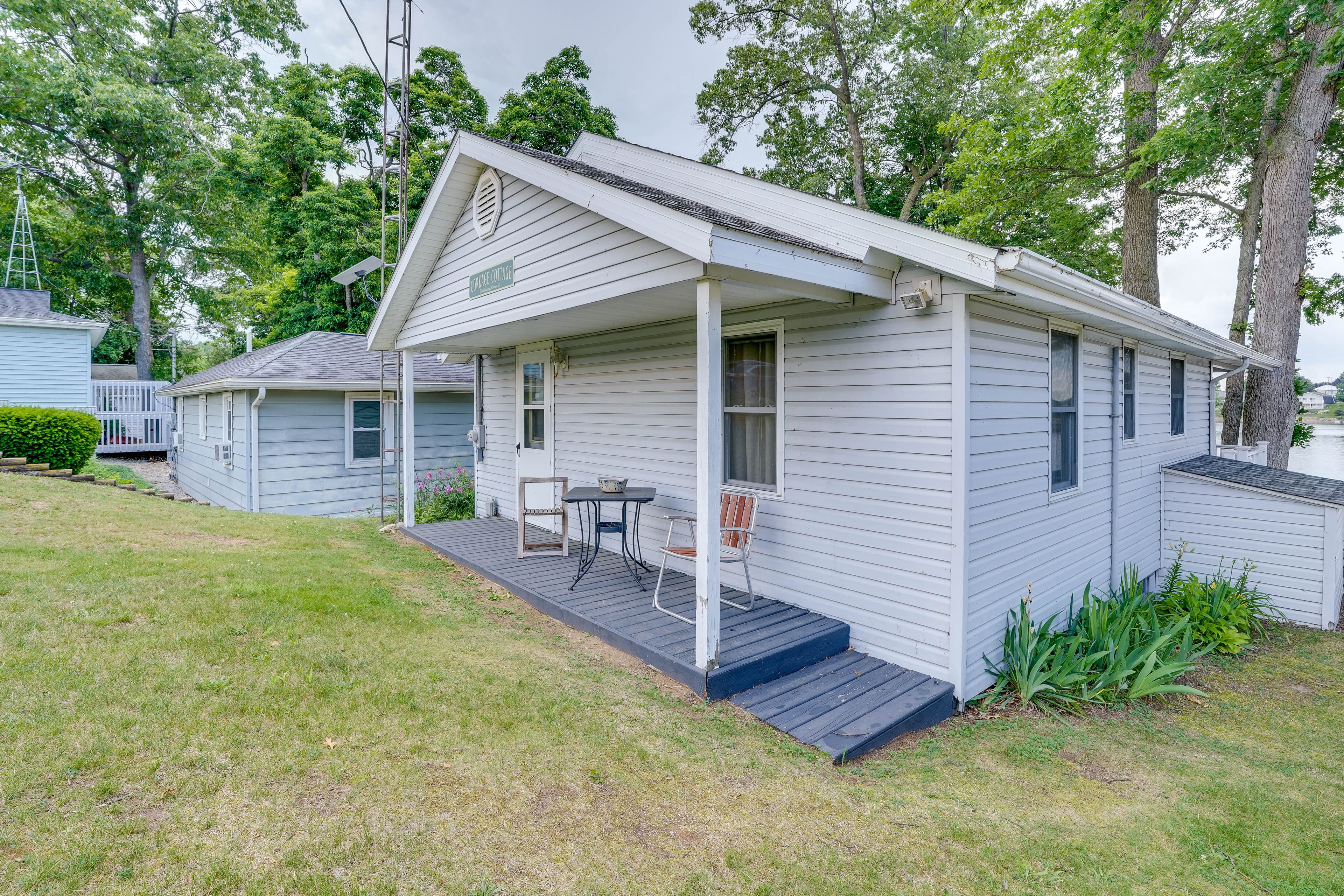 Property Exterior | Driveway (4 Vehicles)