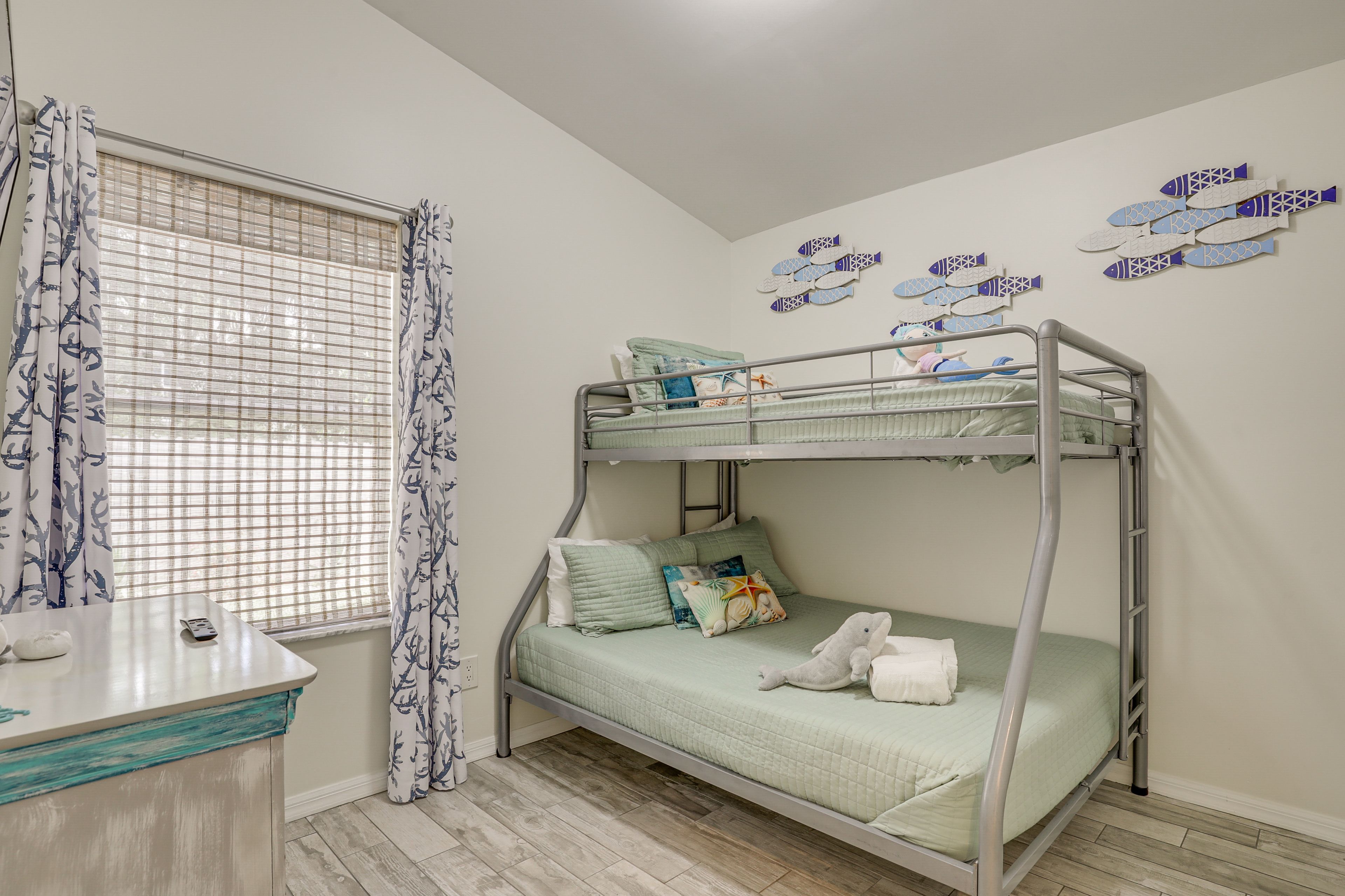 Bedroom 3 | Twin/Full Bunk Bed