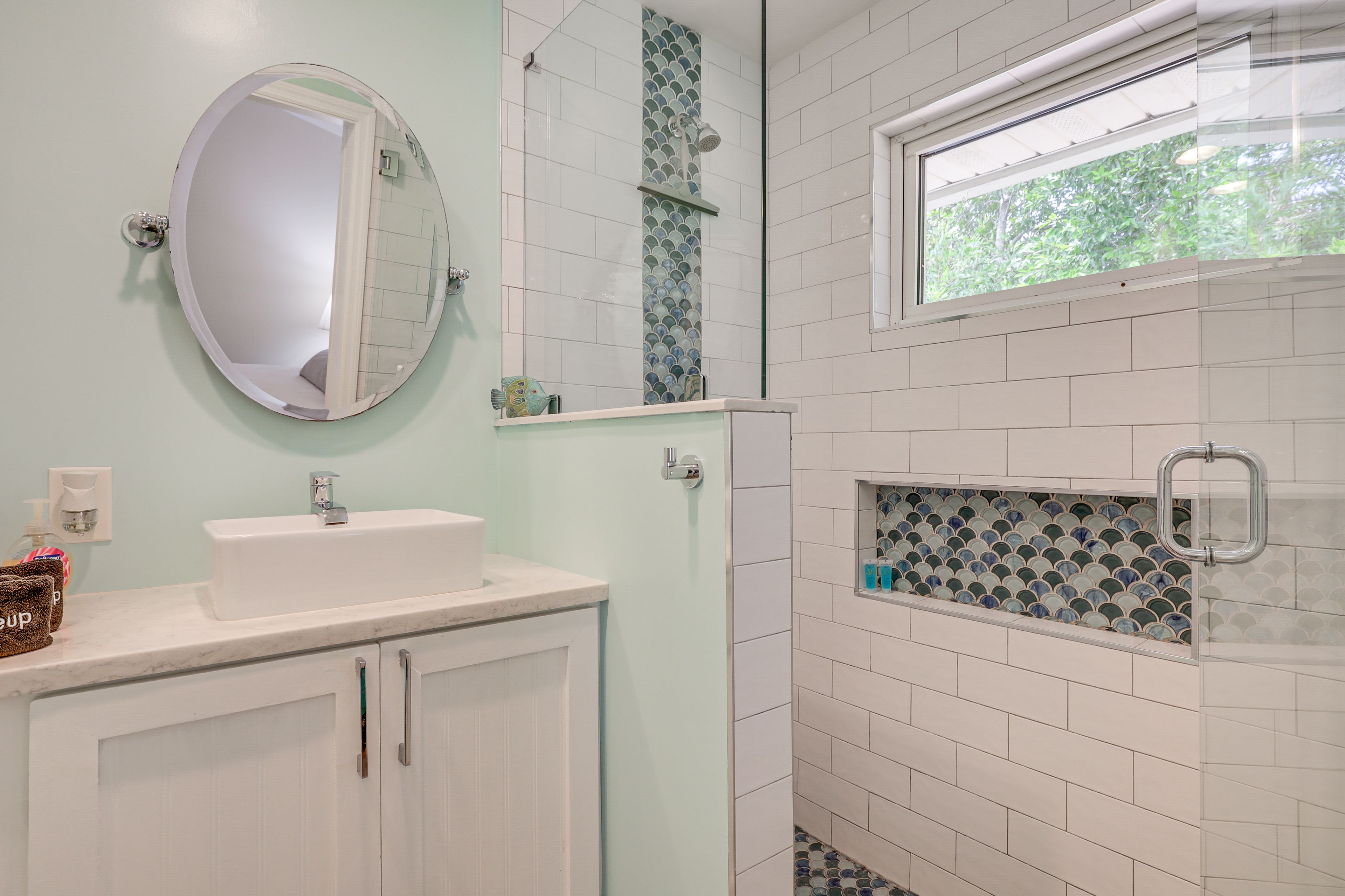 Full Bathroom | Towels Provided