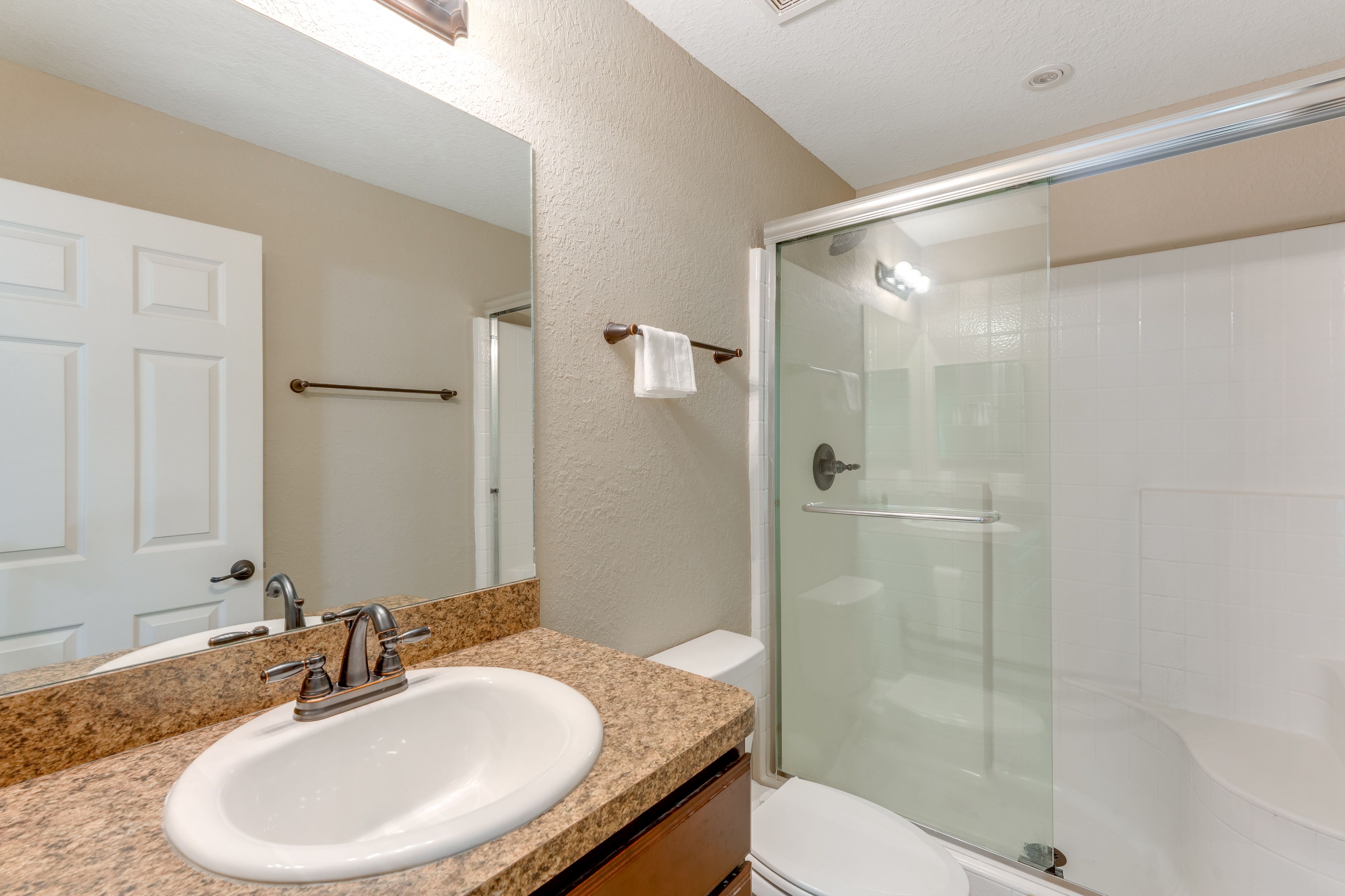 Full Bathroom | Towels Provided