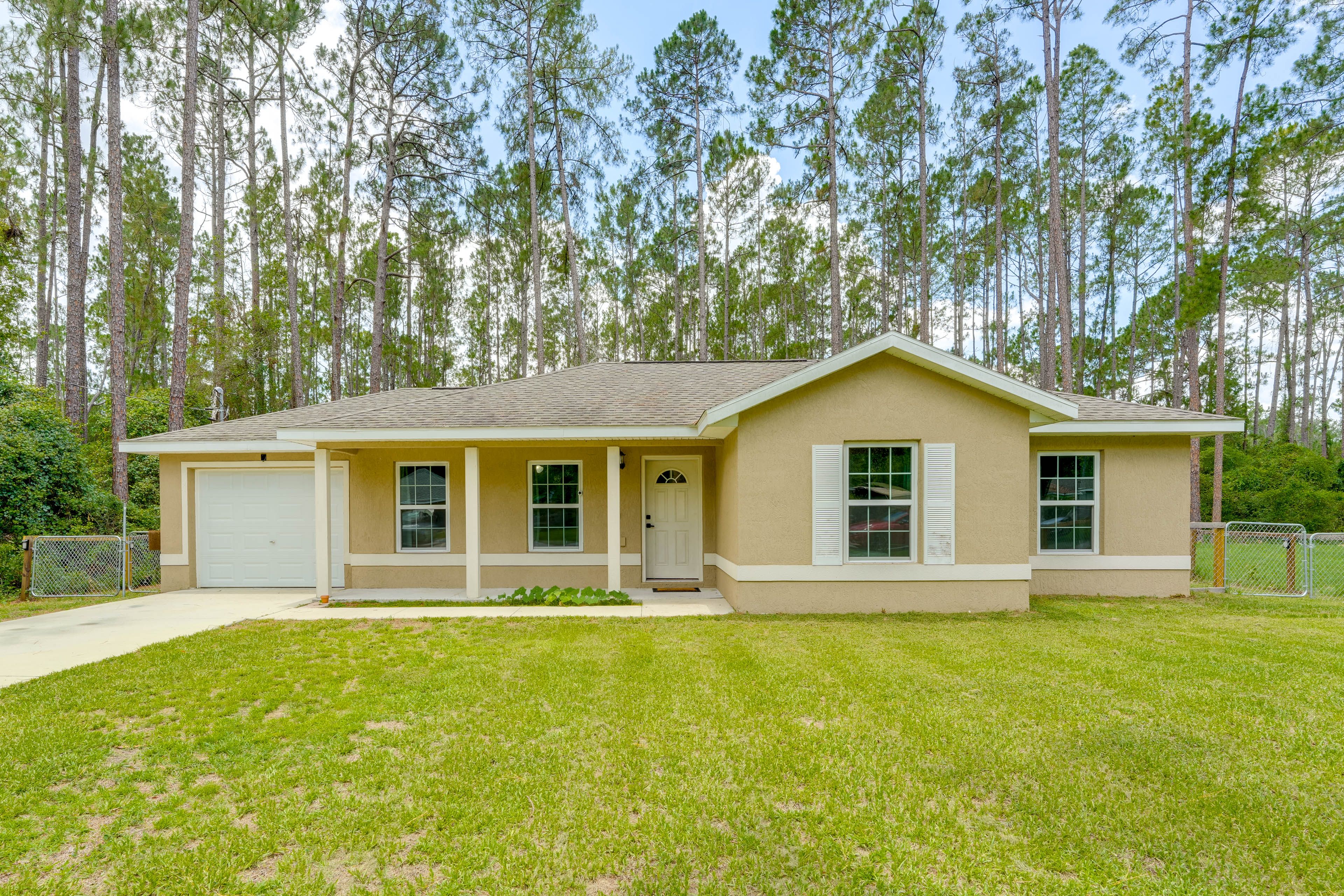 Ocala Vacation Rental | 3BR | 2BA | 1,093 Sq Ft | Small Step to Enter