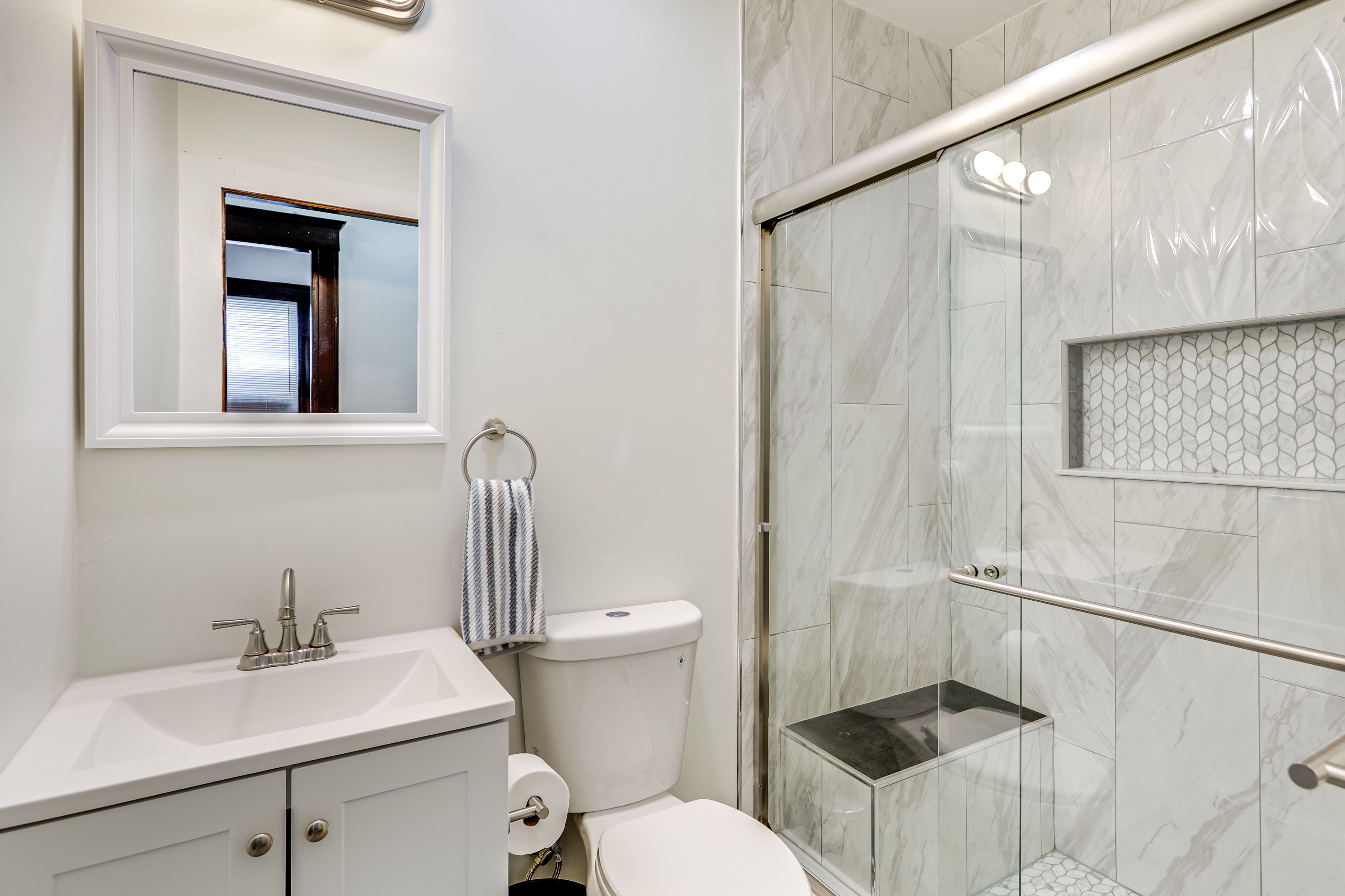 Full Bath | Towels Provided