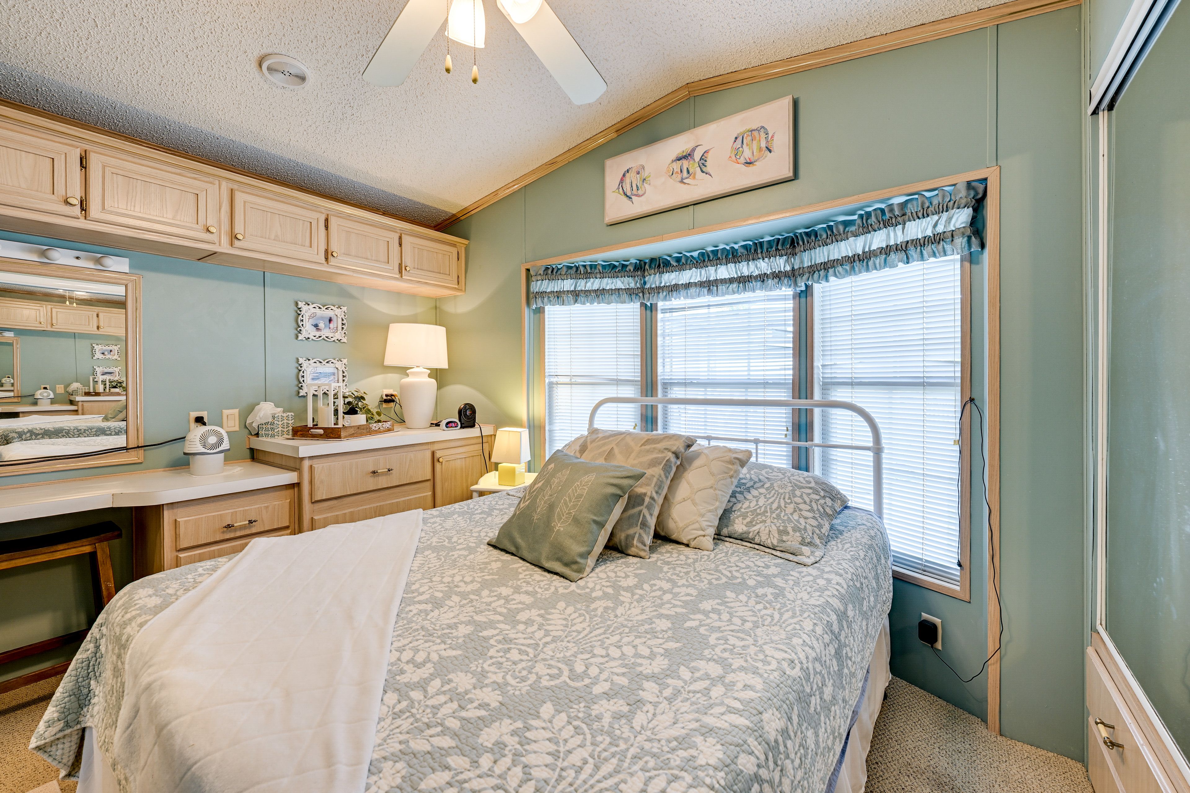 Bedroom 1 | Queen Bed