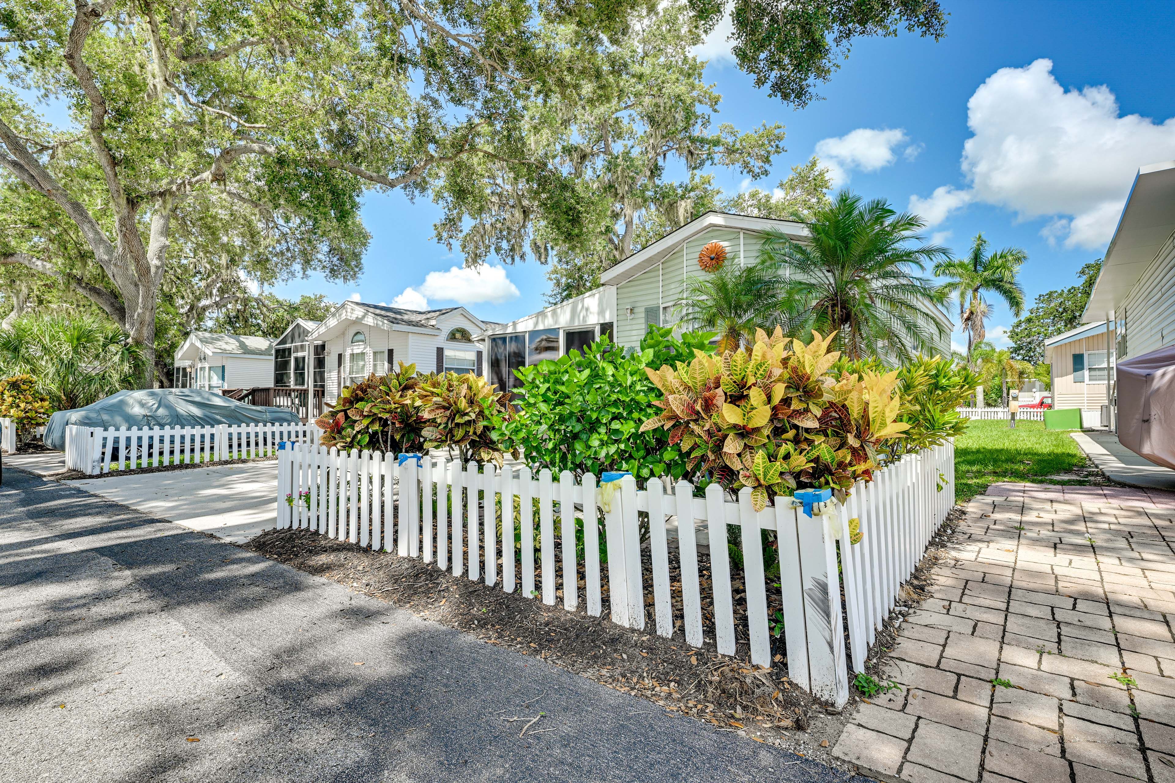 Property Exterior | Driveway (2 Vehicles)