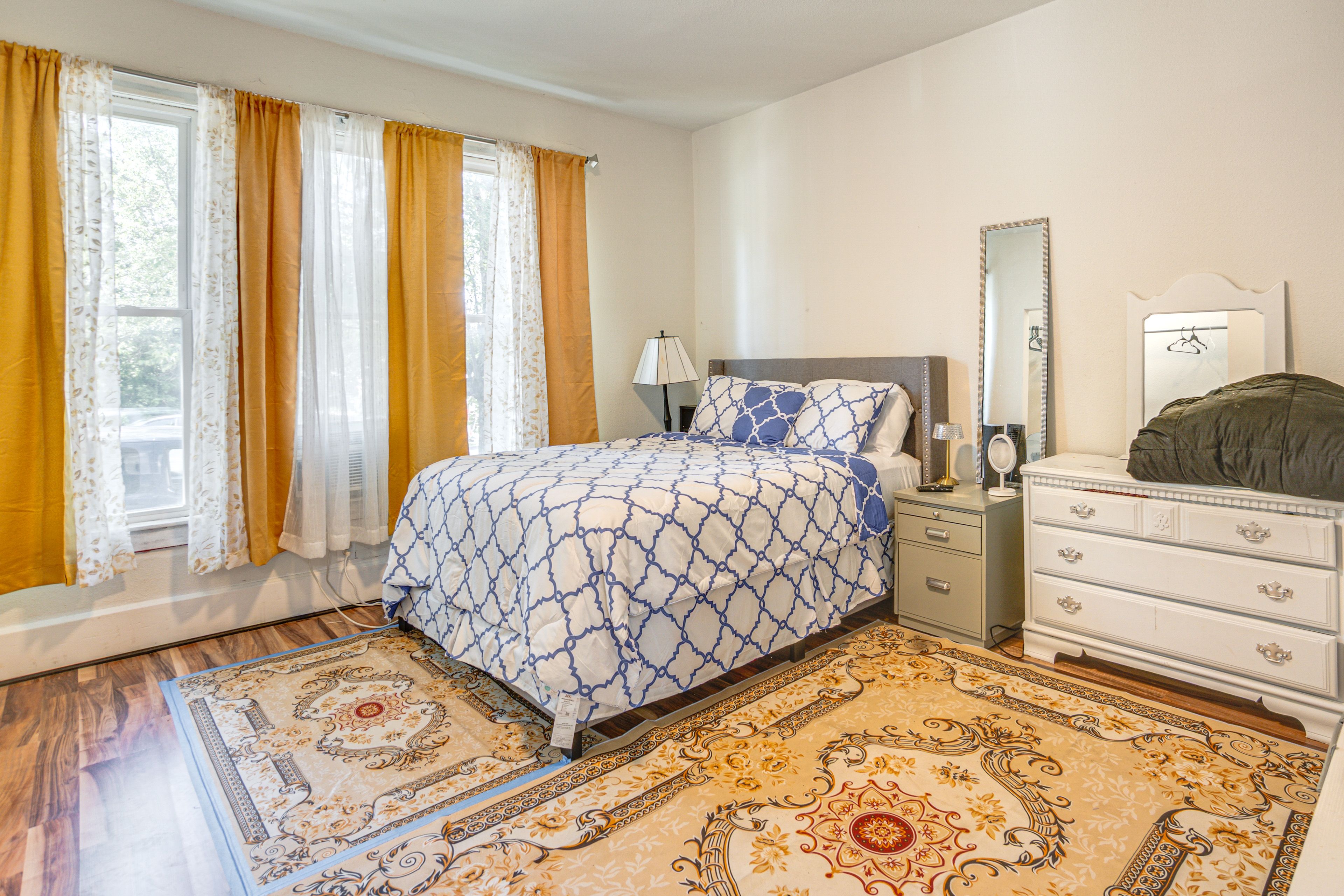 Bedroom 1 | 1st Floor | Queen Bed | Linens Provided | Smart TV
