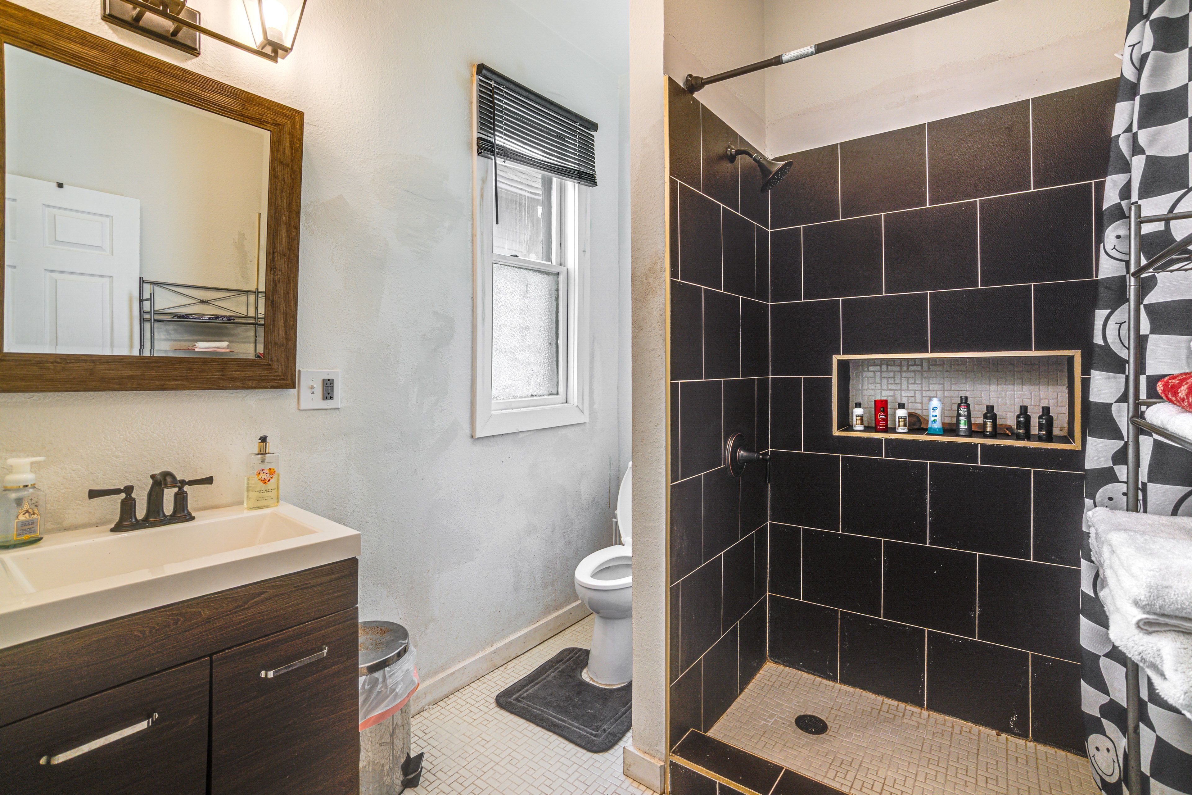 Full Bathroom | 1st Floor | Complimentary Toiletries | Towels Provided