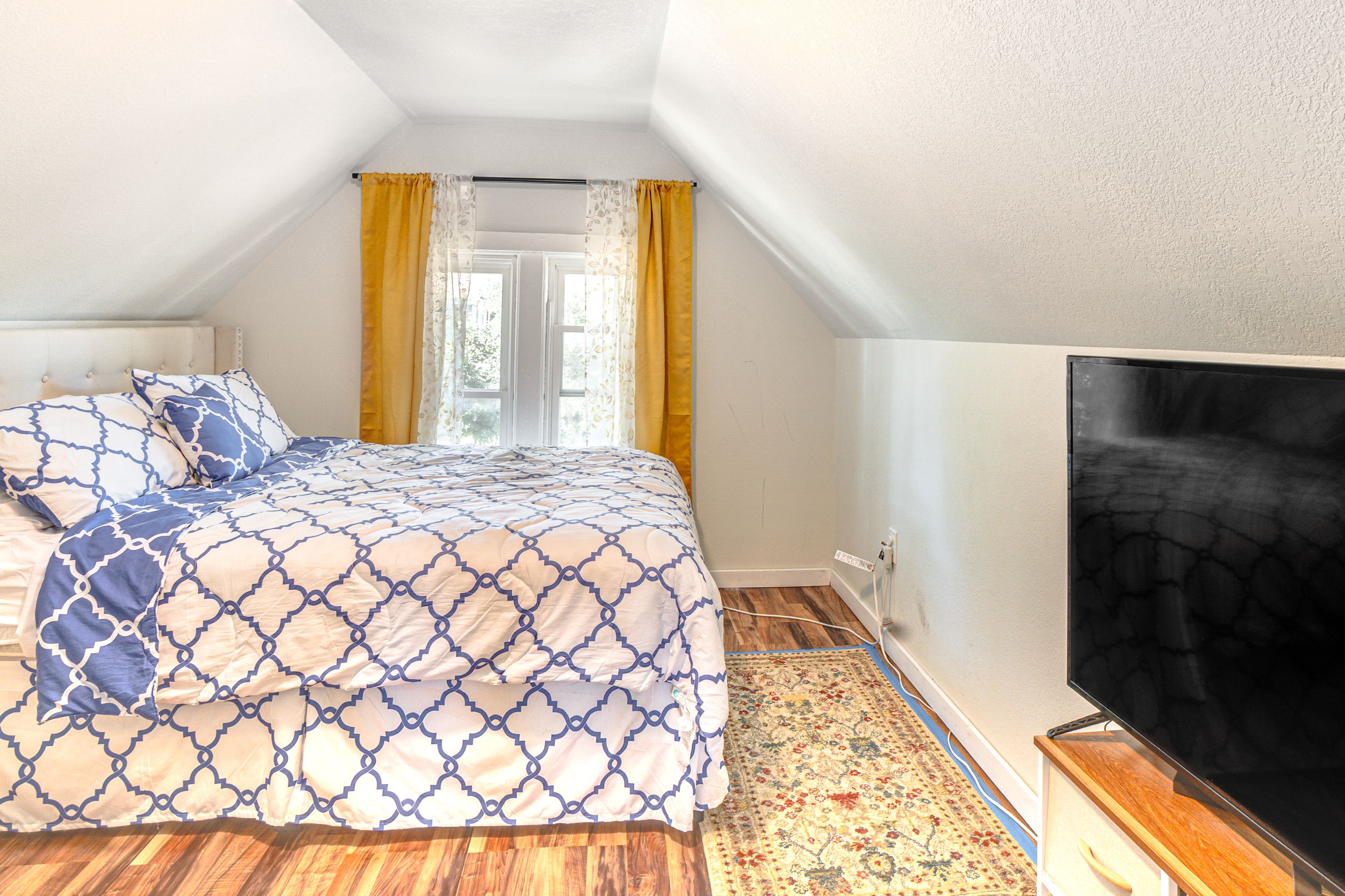 Bedroom 4 | 2nd Floor | Queen Bed | Smart TV