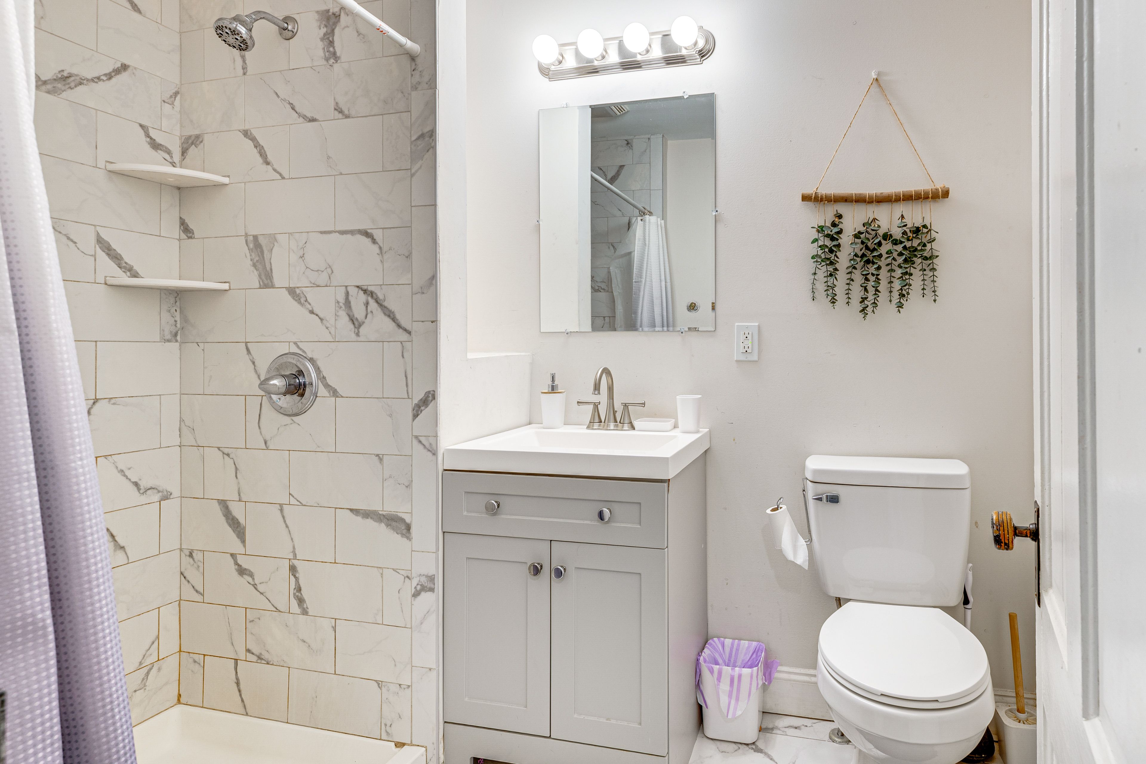 Full Bathroom | Towels Provided | Upper Level