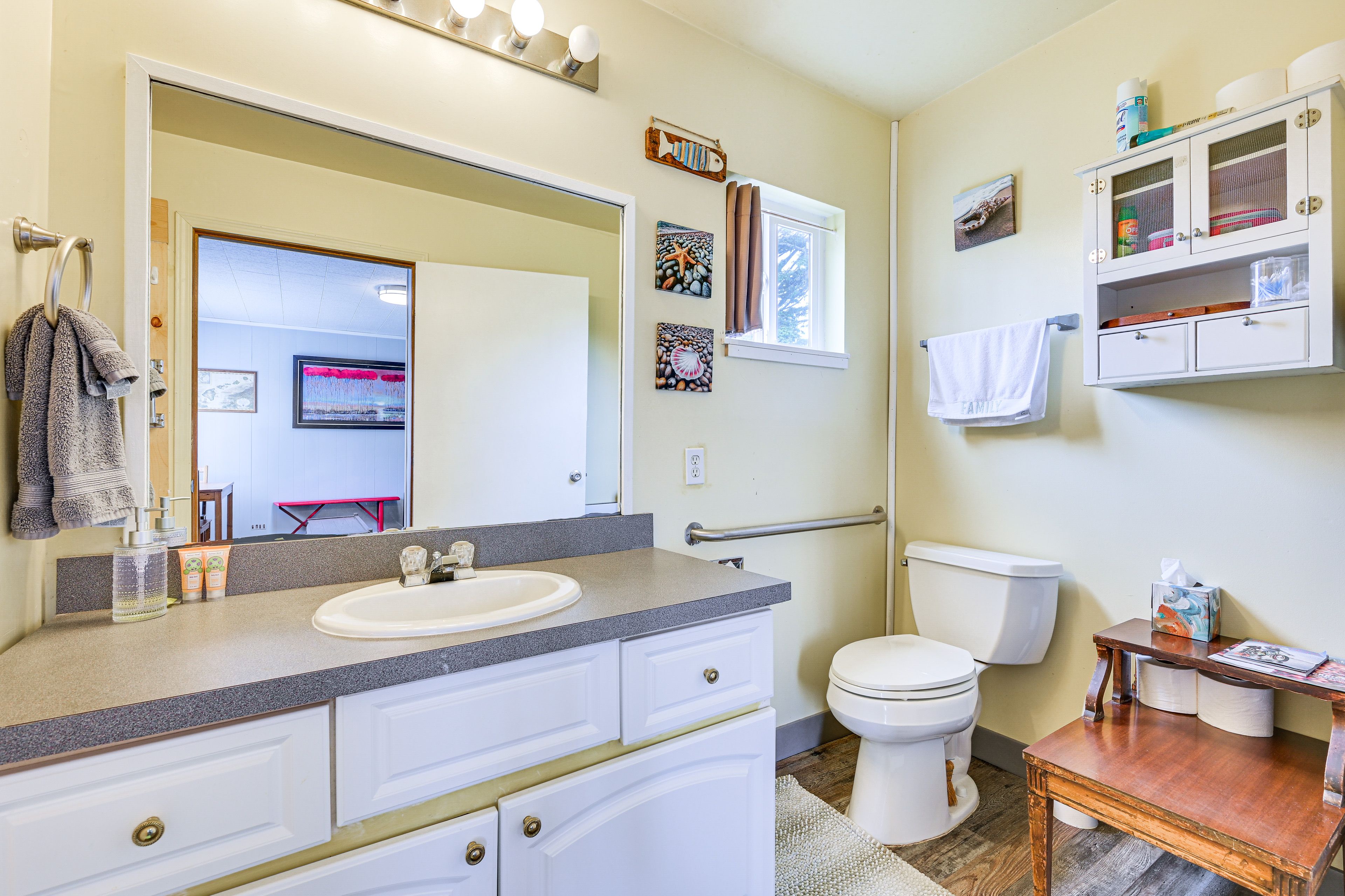 Full Bathroom | Towels Provided | 1st Floor