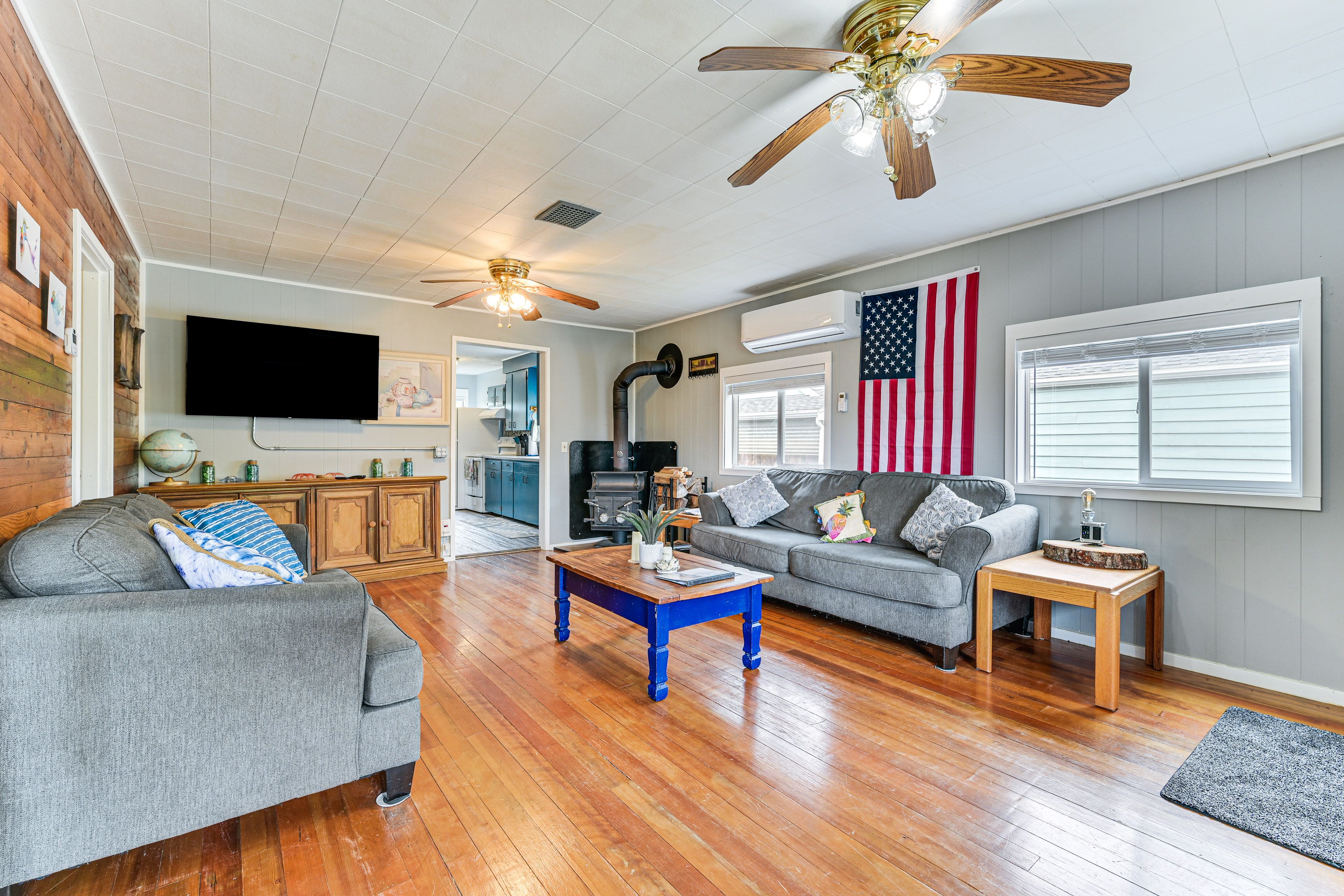 Living Area | Smart TV | Fireplace