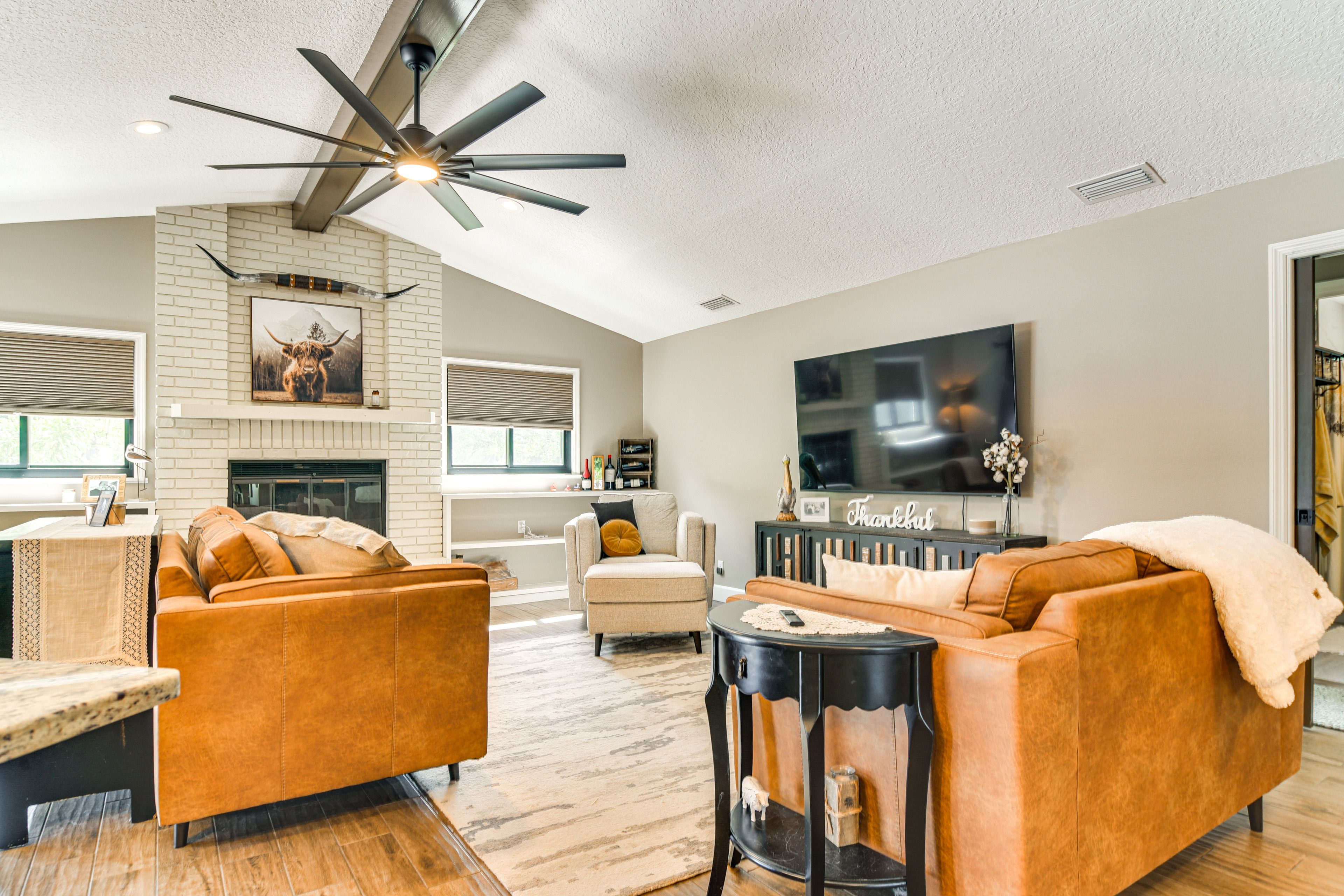 Living Room | Smart TV | Central Air Conditioning/Heat