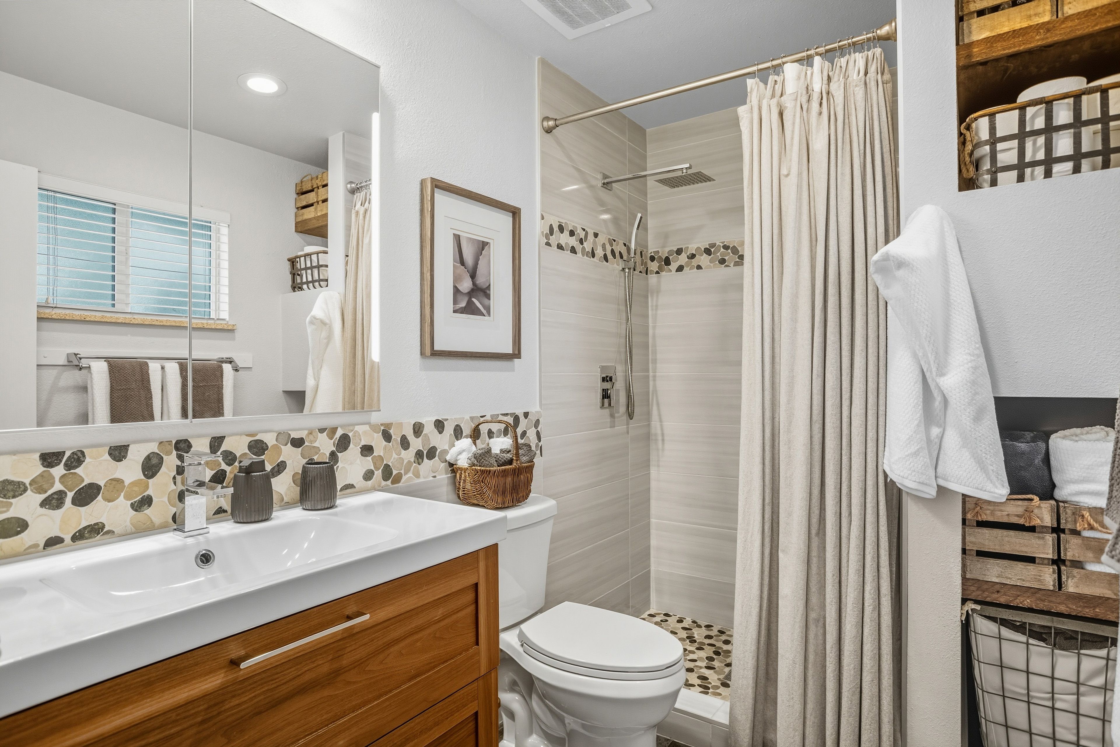 Full Bathroom | Main Level | Towels Provided