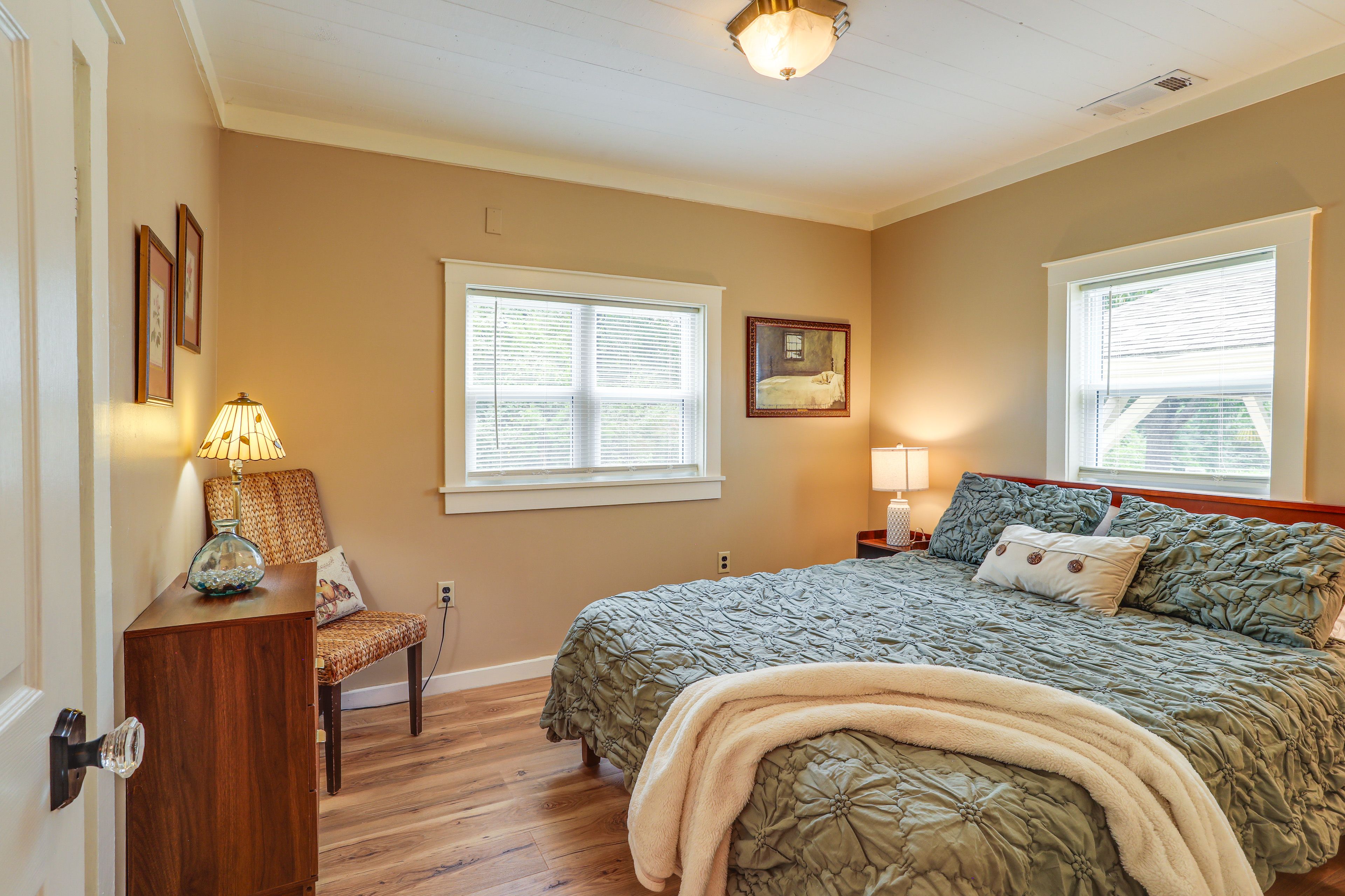 Bedroom | Queen Bed
