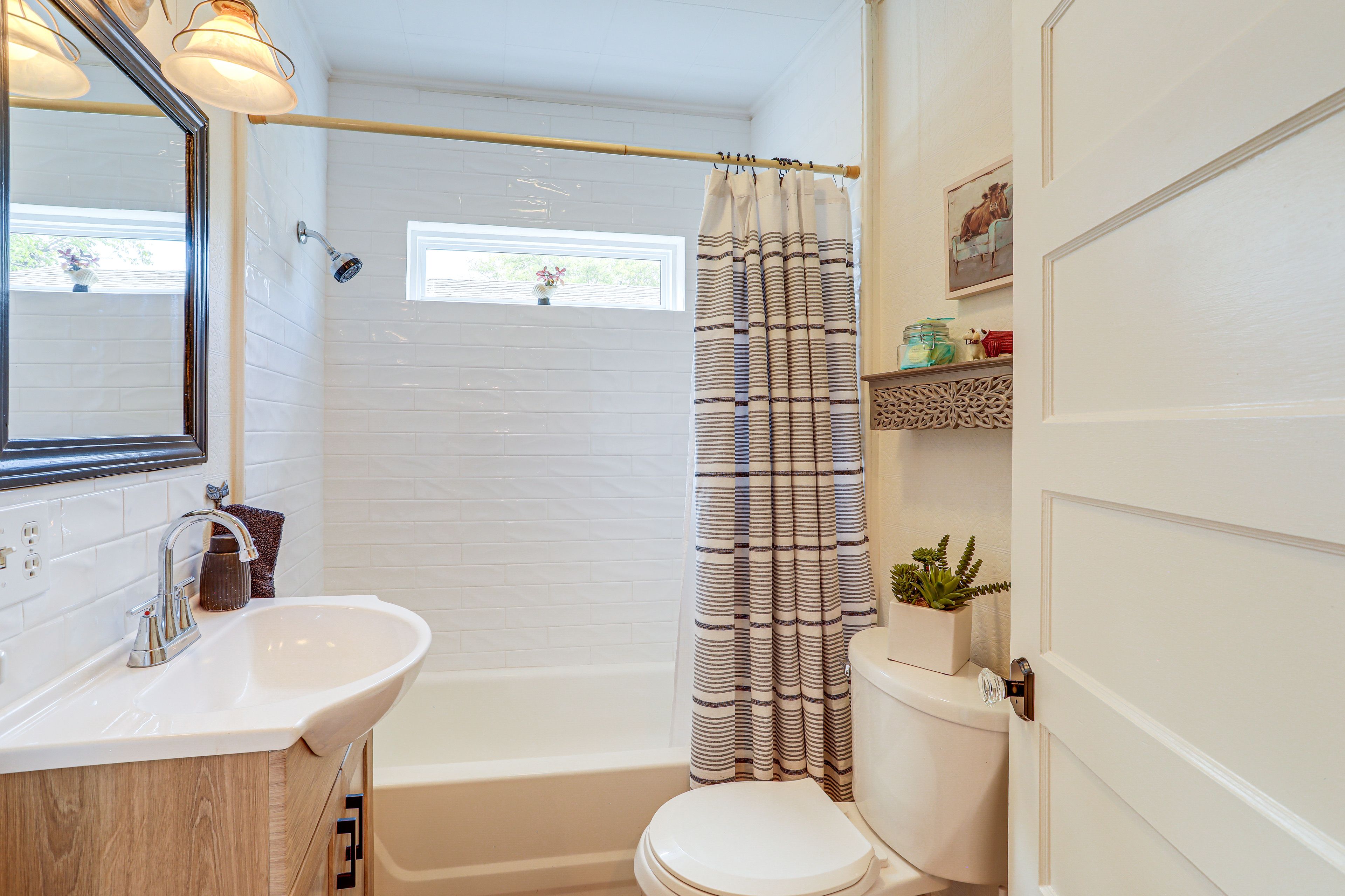 Full Bathroom | Towels & Linens Provided