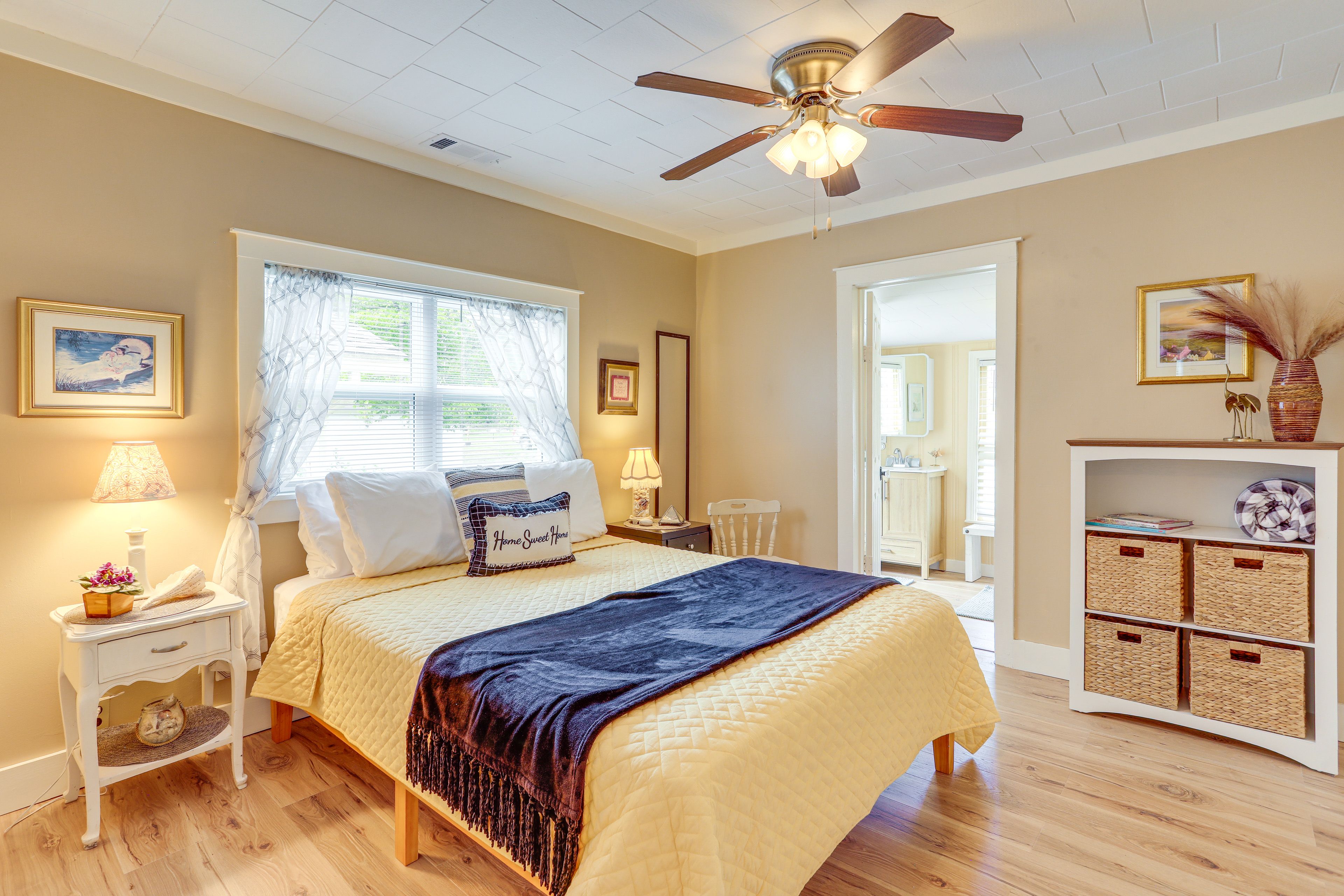 Bedroom | Queen Bed