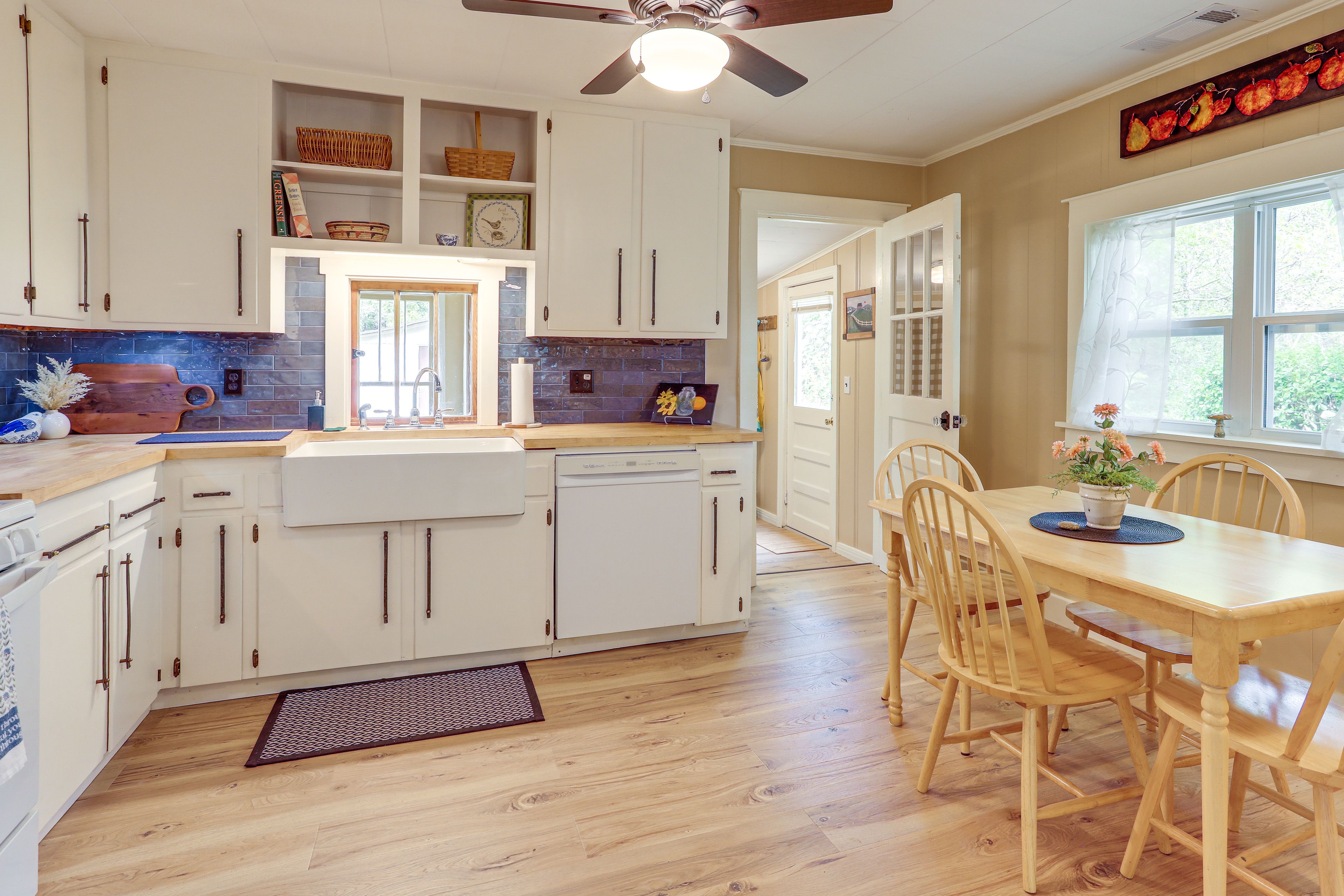 Kitchen & Dining Area | Single-Story Home