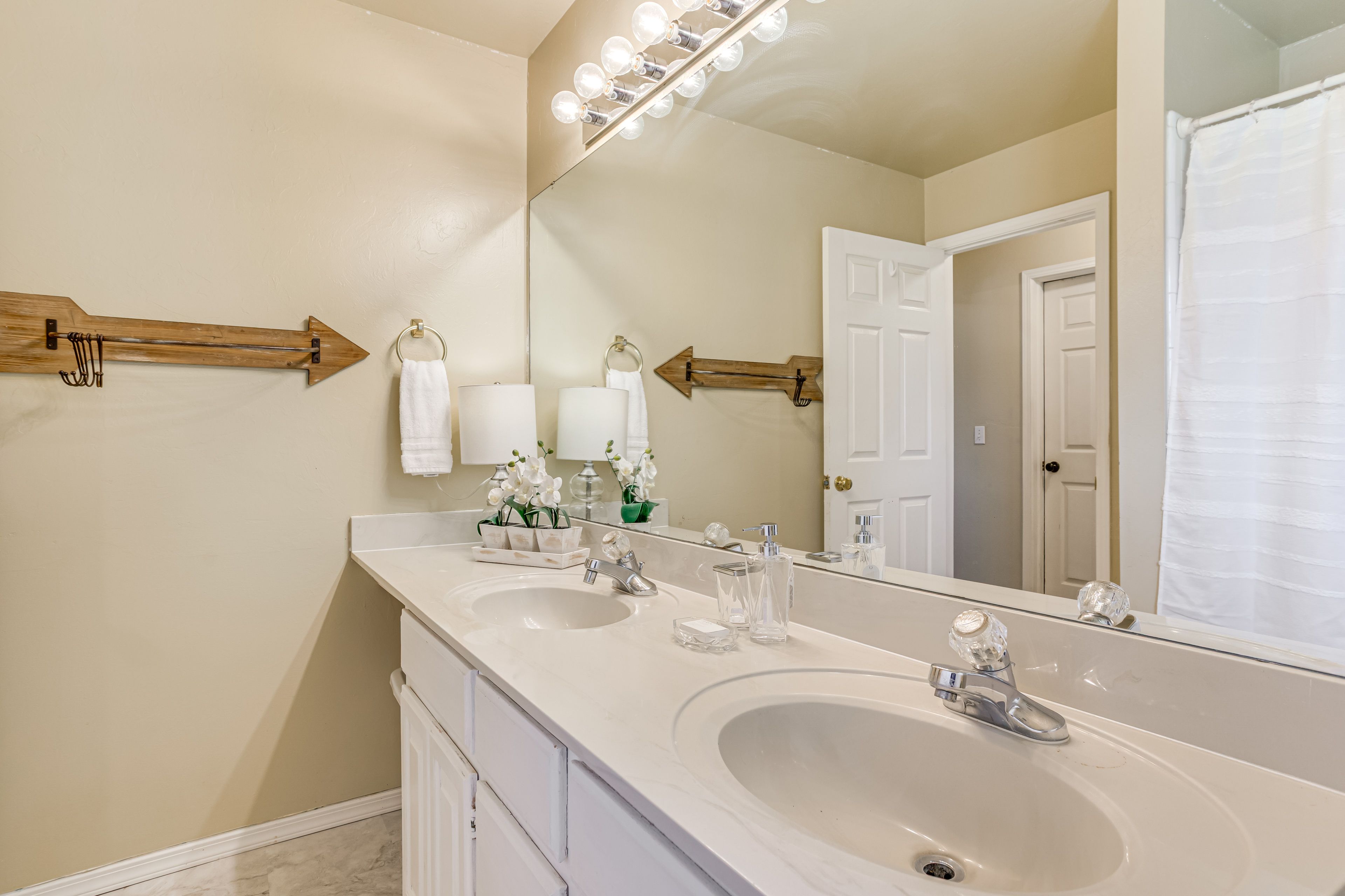 Full Bathroom | Complimentary Toiletries