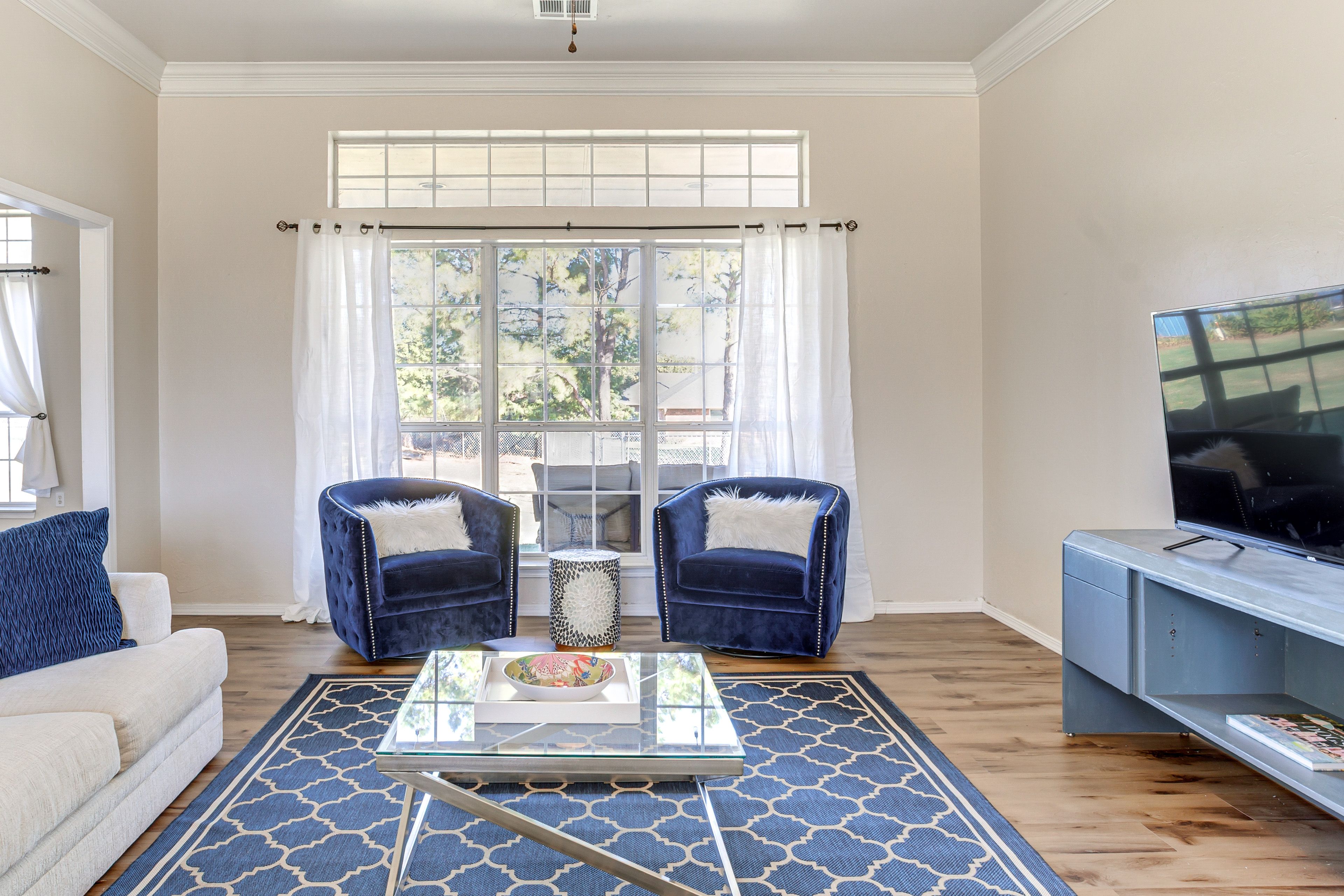 Living Room | Free WiFi | Central A/C & Heating