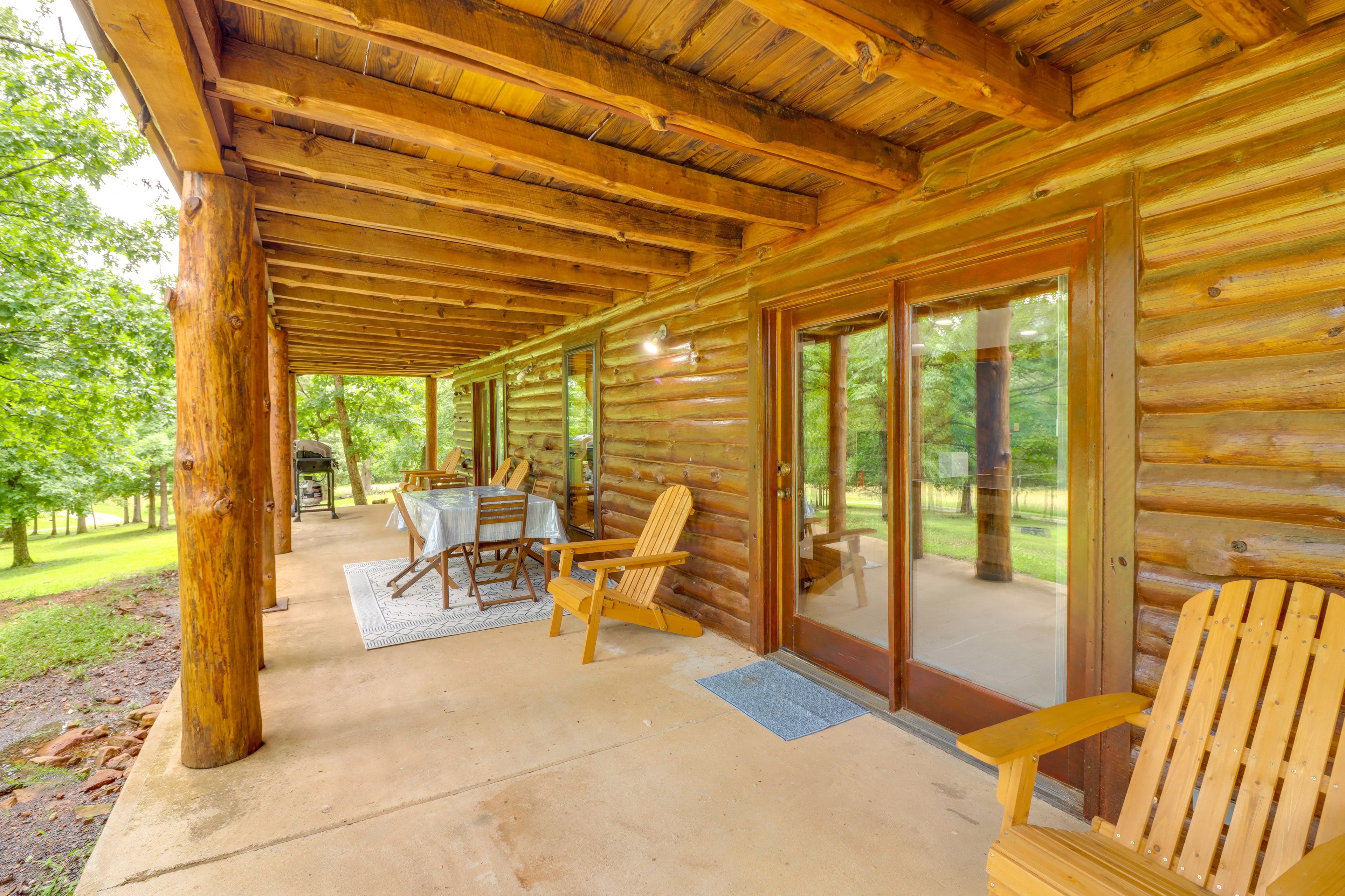 Covered Patio | Axe Throwing | Gas Grill | Dining Area