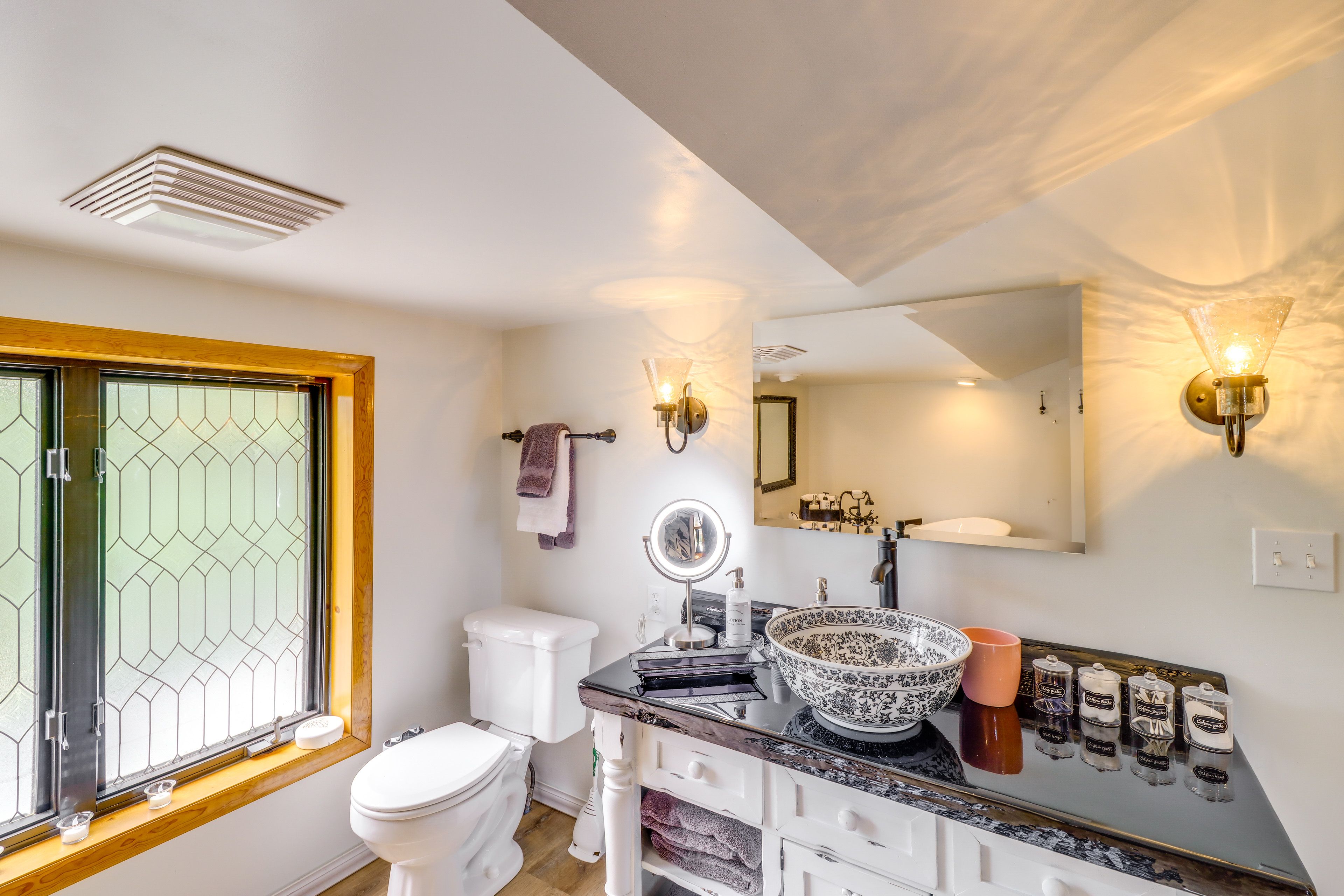 En-Suite Bathroom | 2-Person Soaking Tub | Shower | 3rd Floor