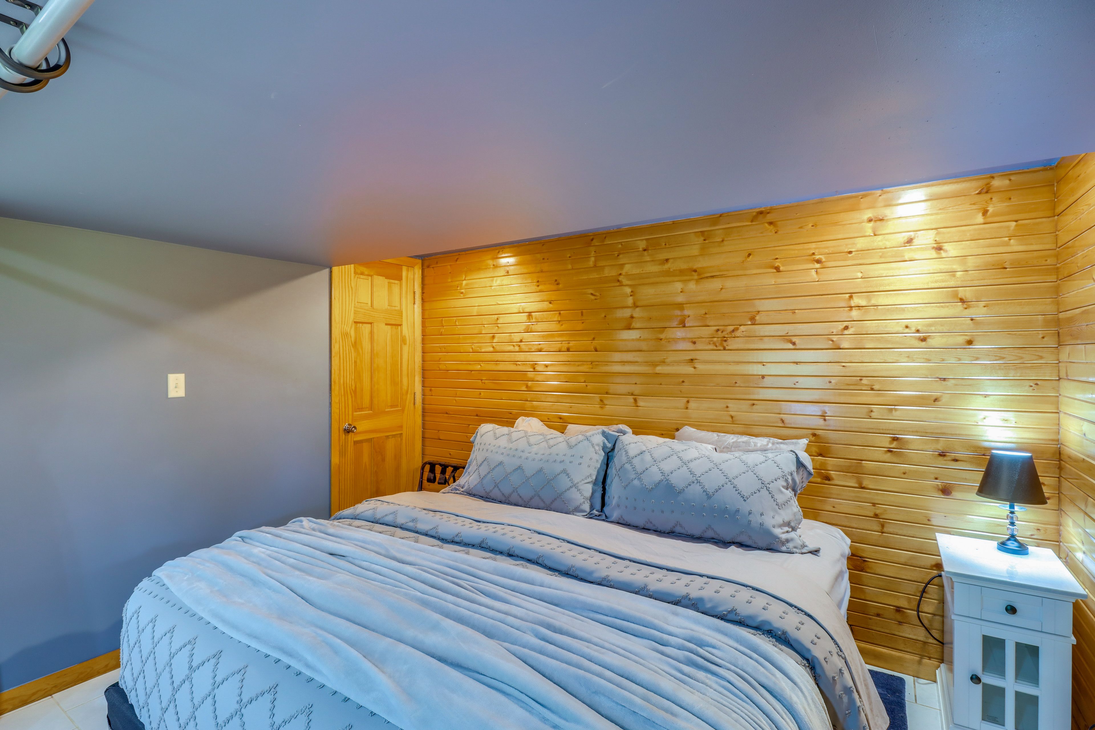 Sleeping Nook | King Bed | 1st Floor