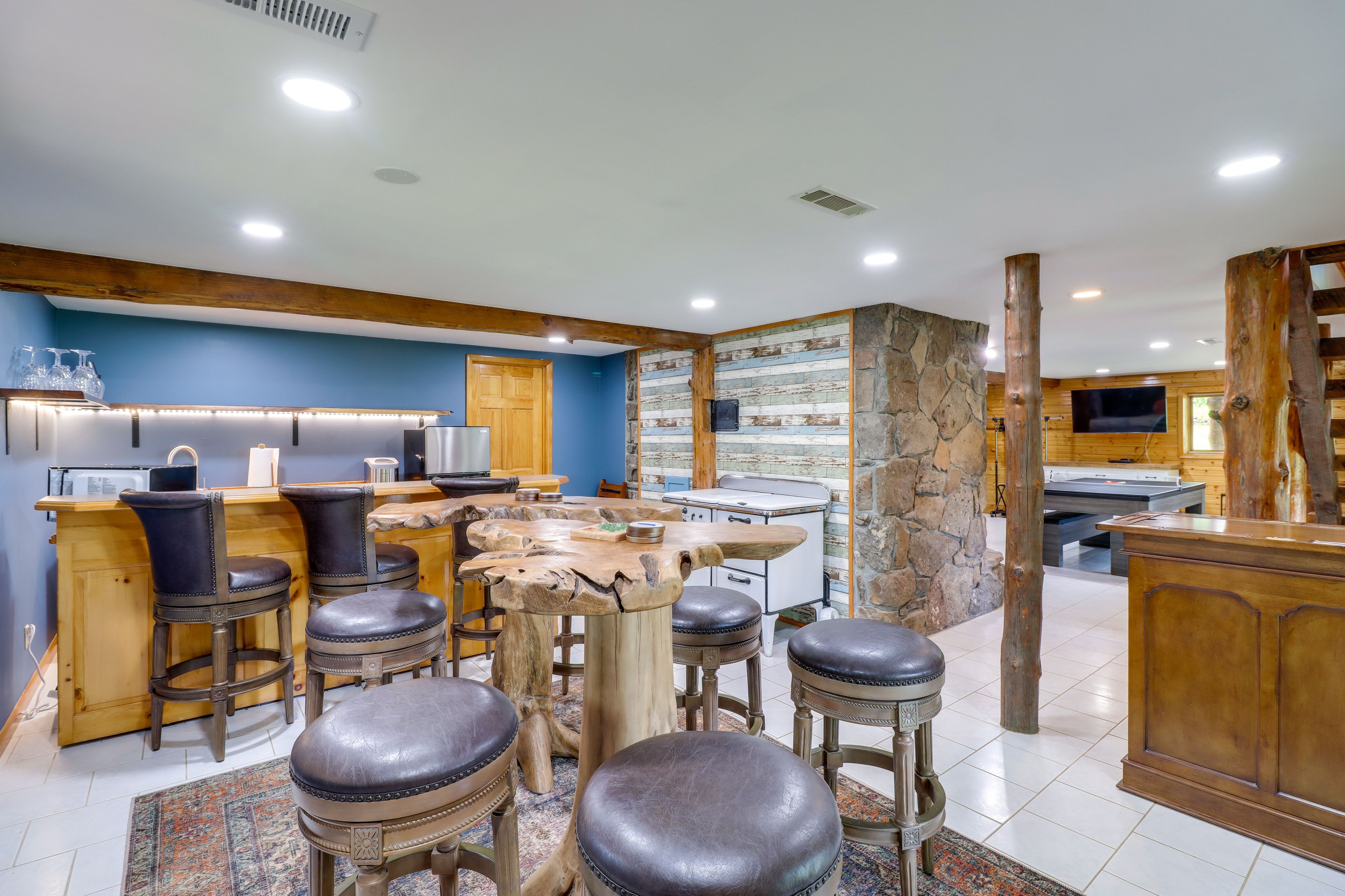 Leisure Area | Wet Bar | Board Games | Patio Access | 1st Floor
