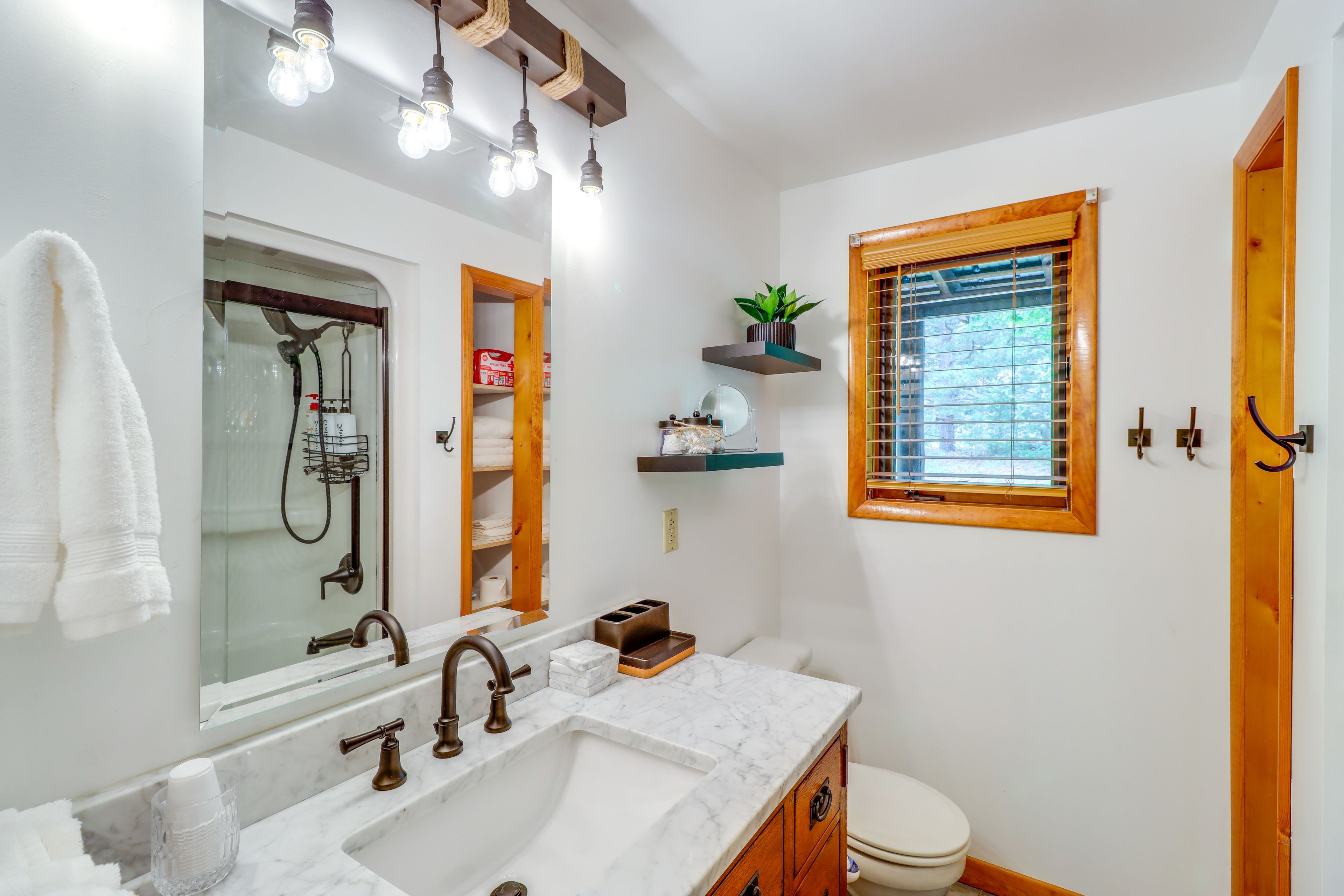 Bathroom | Bathtub/Shower | 2nd Floor