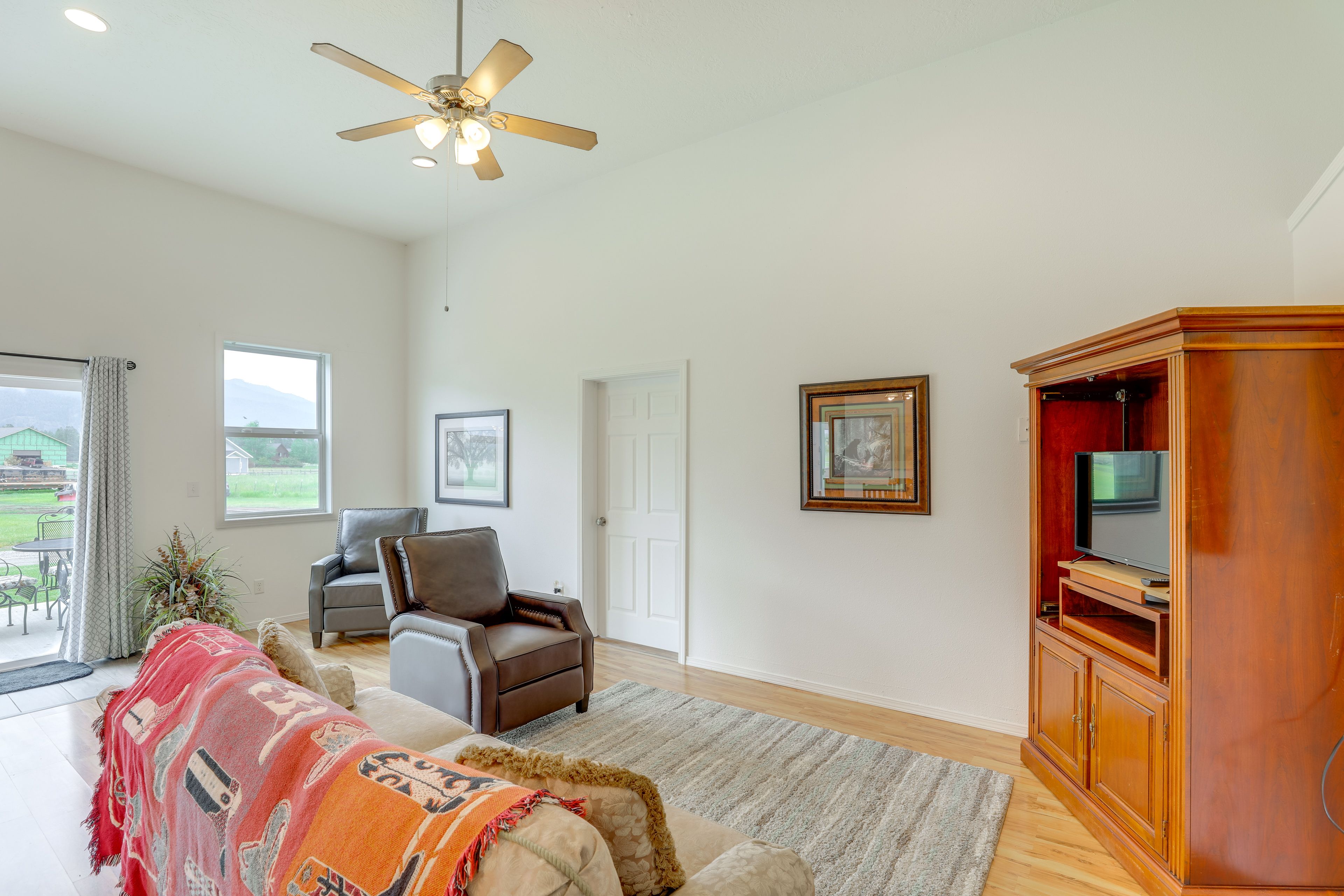 Living Room | Smart TV | Central Heating & A/C | Free WiFi