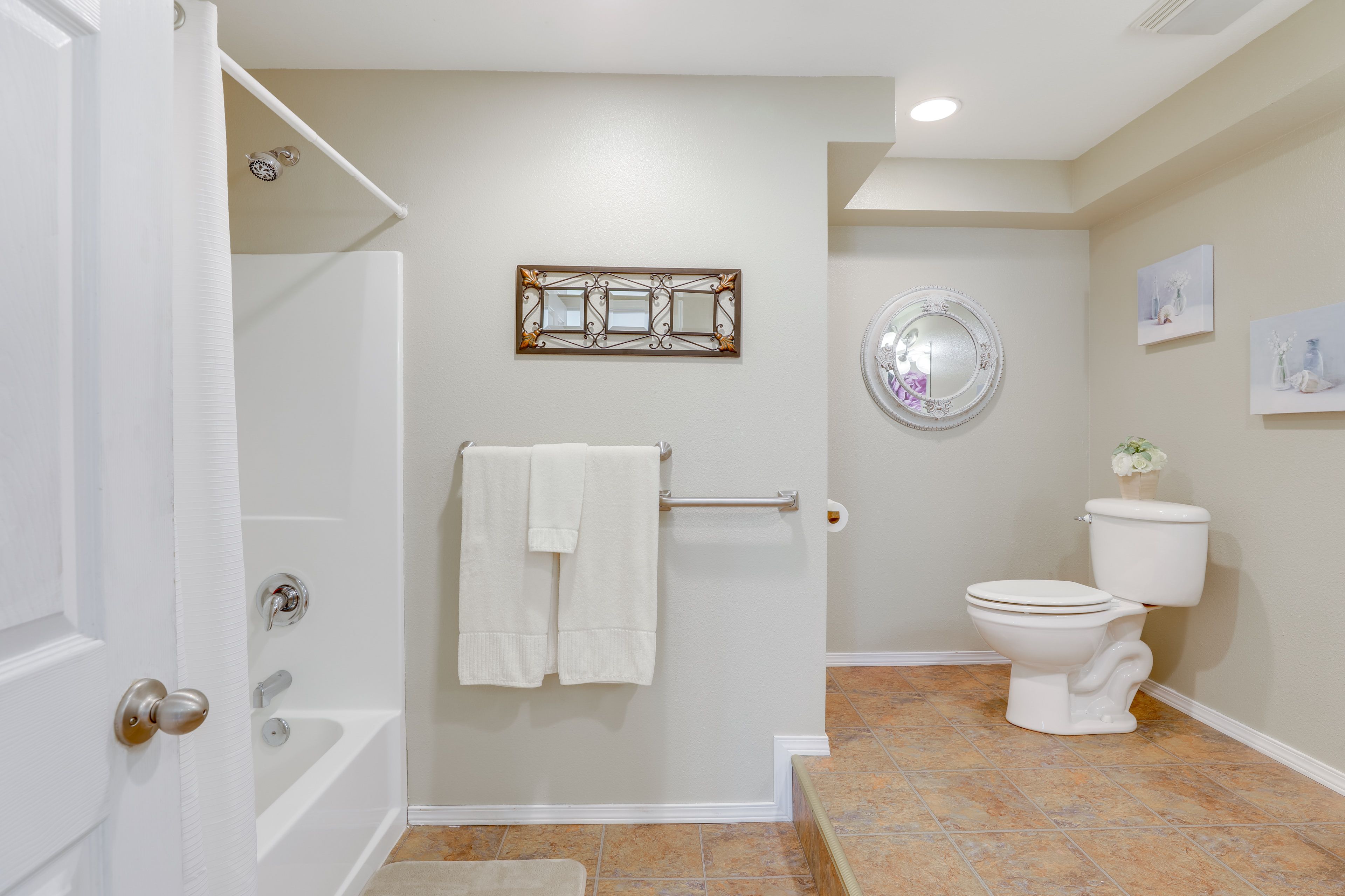 Full Bathroom | Complimentary Toiletries | Towels Provided