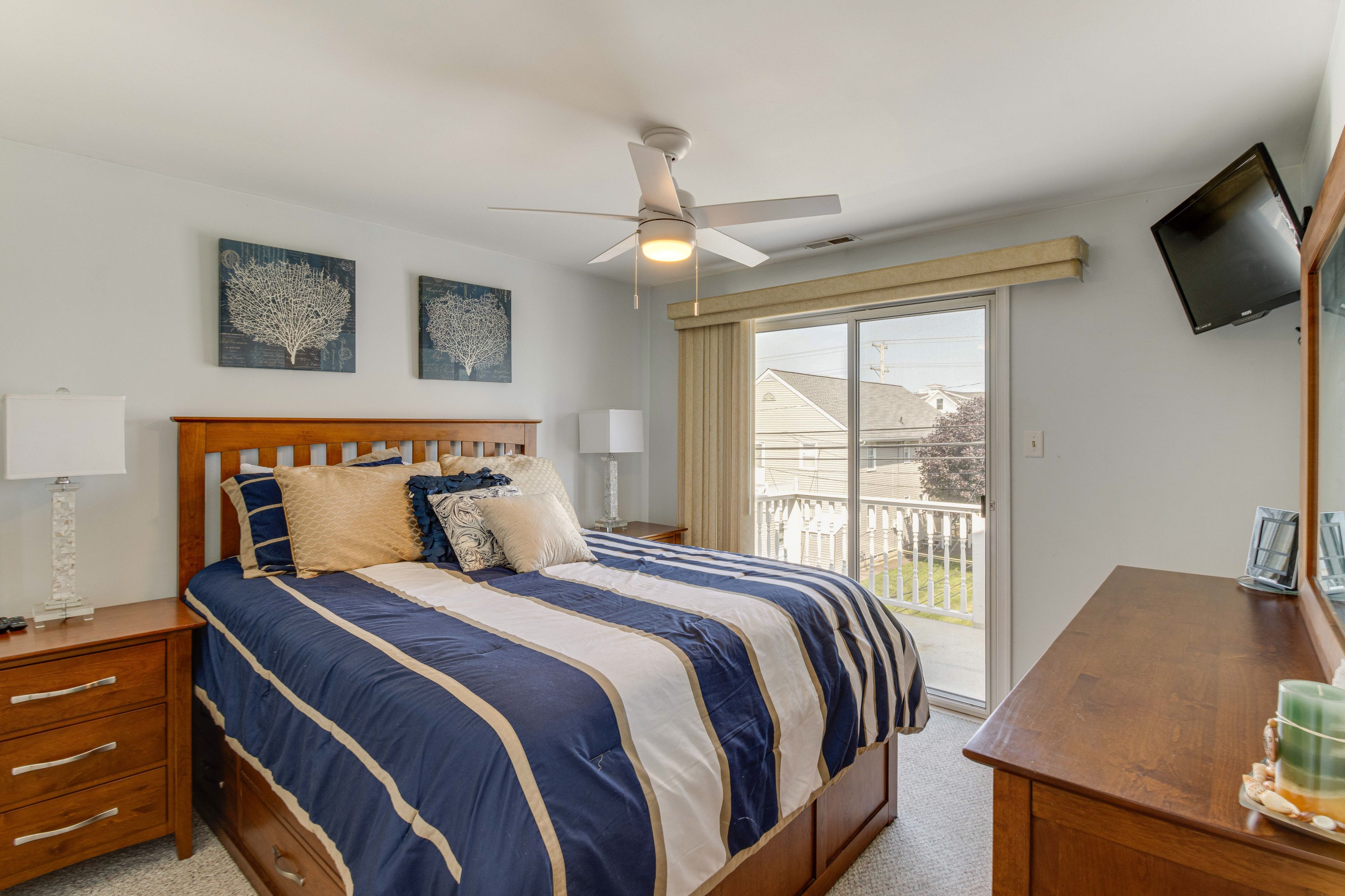 Bedroom 1 | Queen Bed