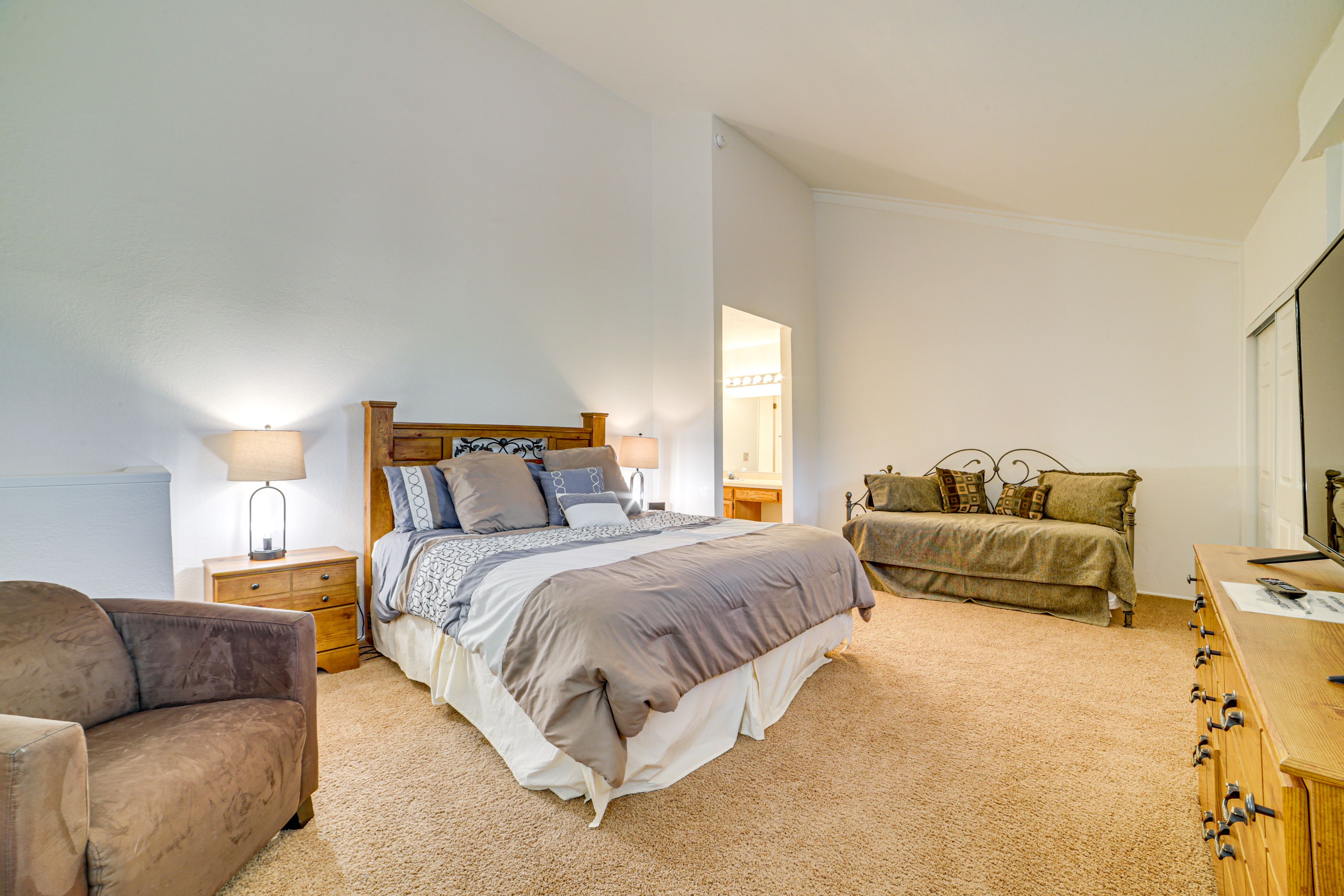 Bedroom 2 (Loft) | King Bed | Twin Daybed w/ Twin Trundle | 2nd Floor